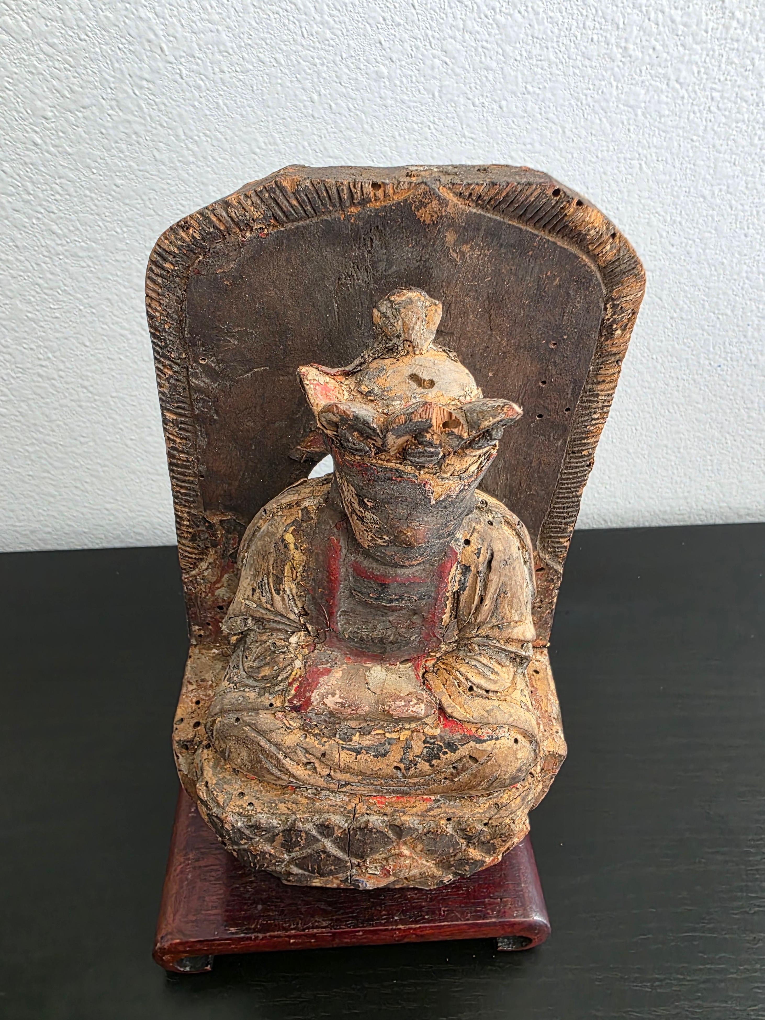 Fragment d'architecture ancienne chinoise sculptée d'une figure de bodhisattva et d'un trône de lotus en vente 6