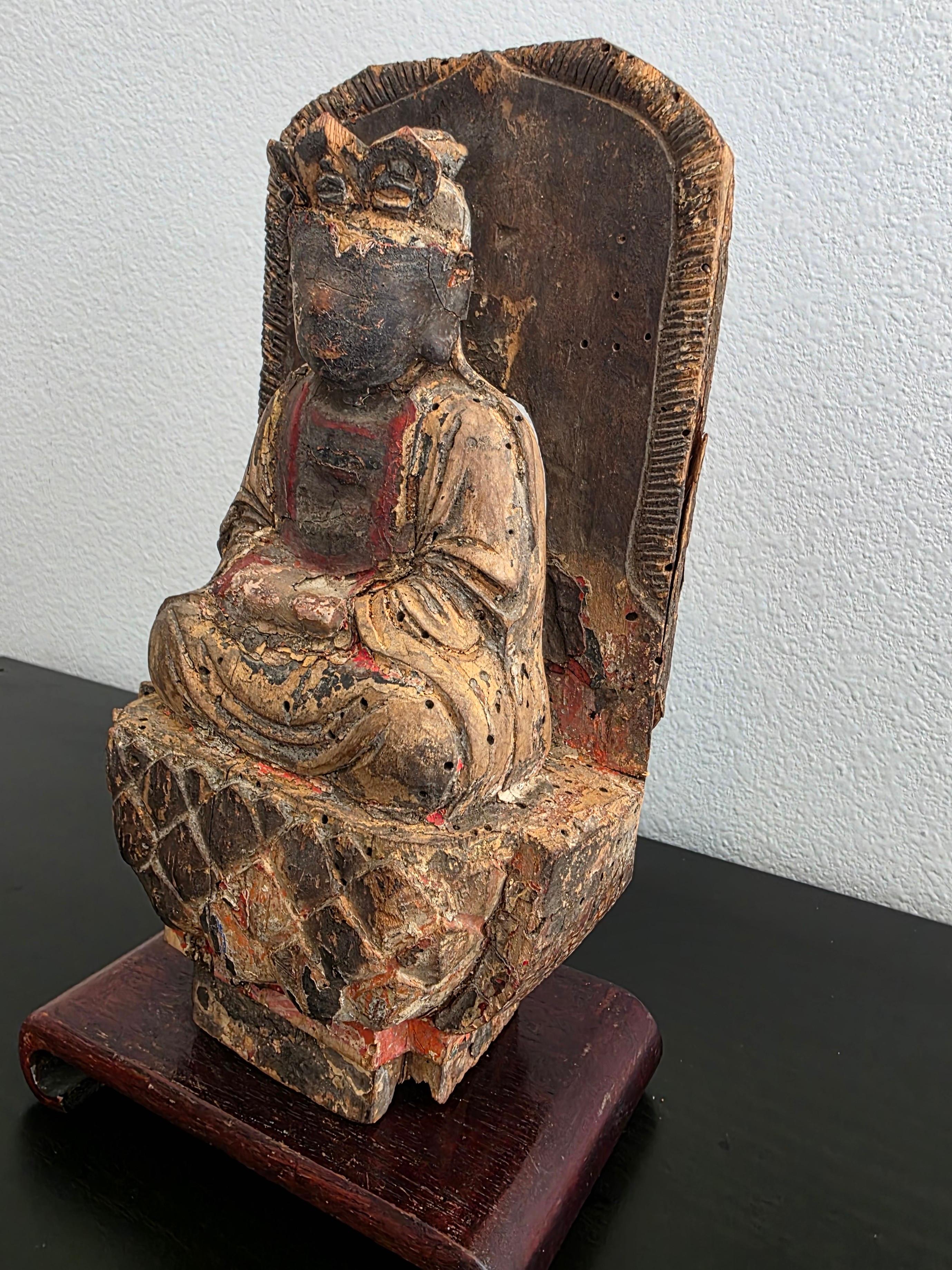 Fragment d'architecture ancienne chinoise sculptée d'une figure de bodhisattva et d'un trône de lotus en vente 7