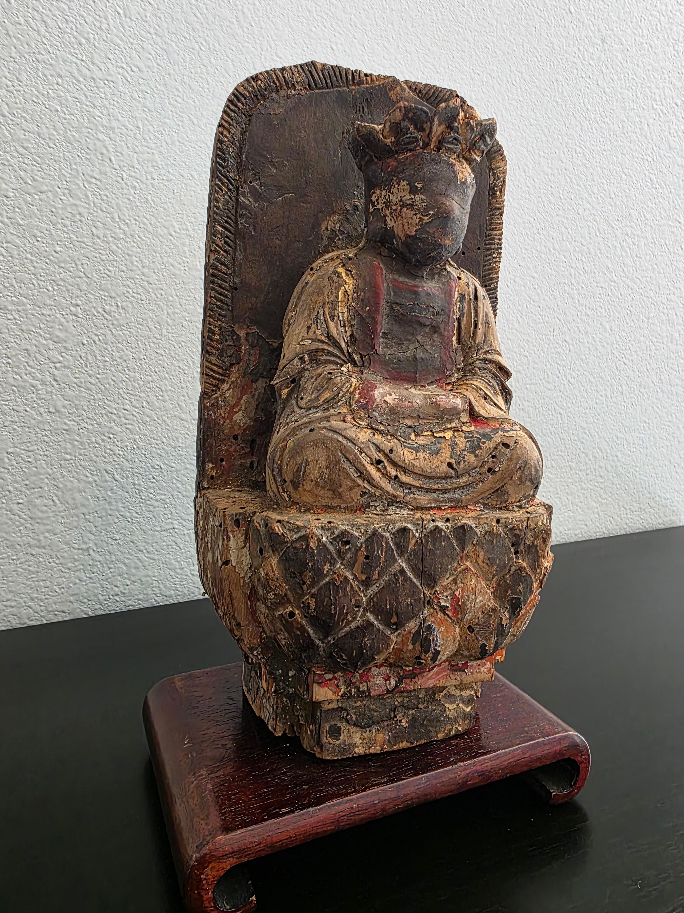 Fragment d'architecture ancienne chinoise sculptée d'une figure de bodhisattva et d'un trône de lotus en vente 8