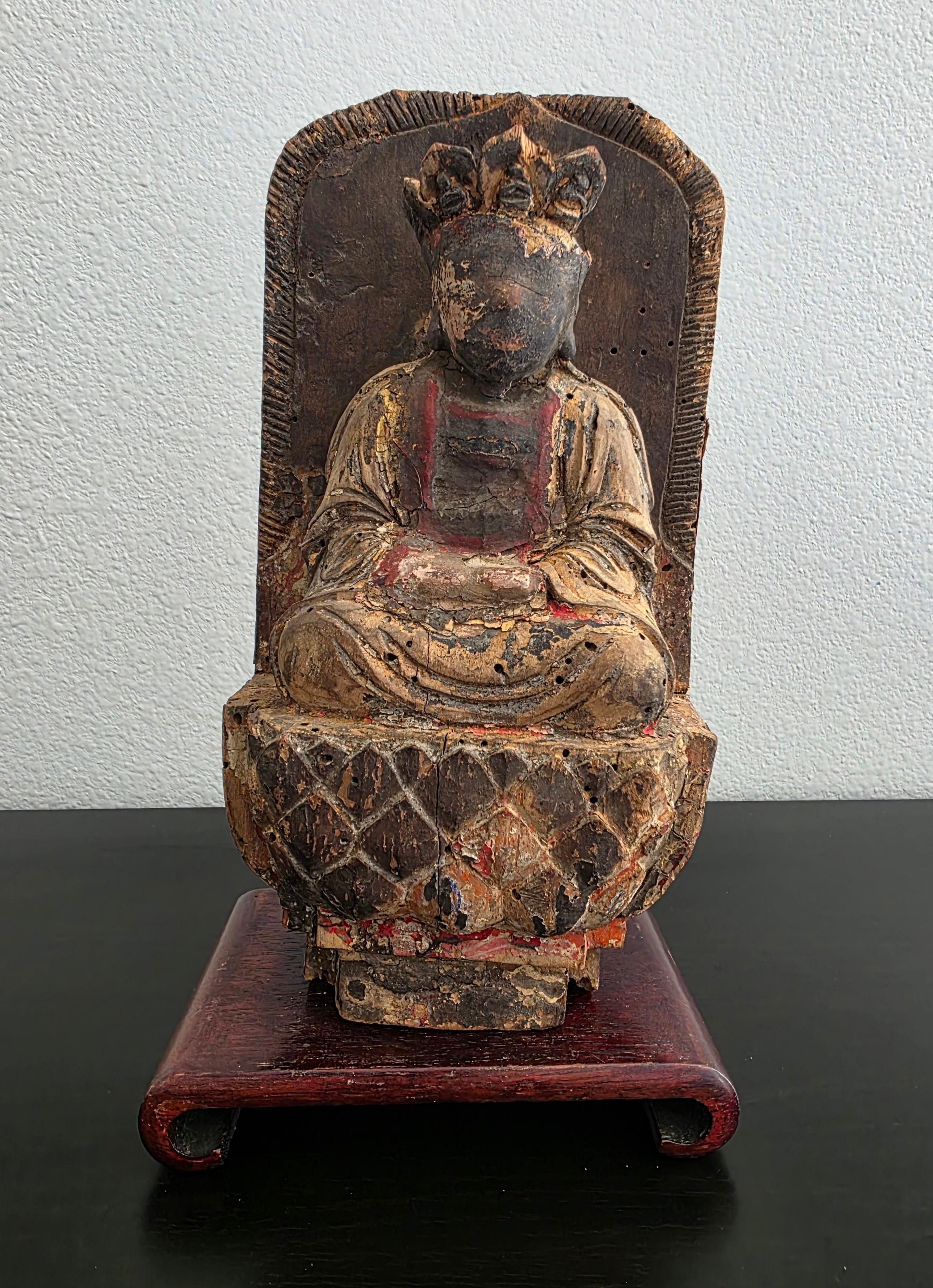 Fragment d'architecture ancienne chinoise sculptée d'une figure de bodhisattva et d'un trône de lotus en vente 9