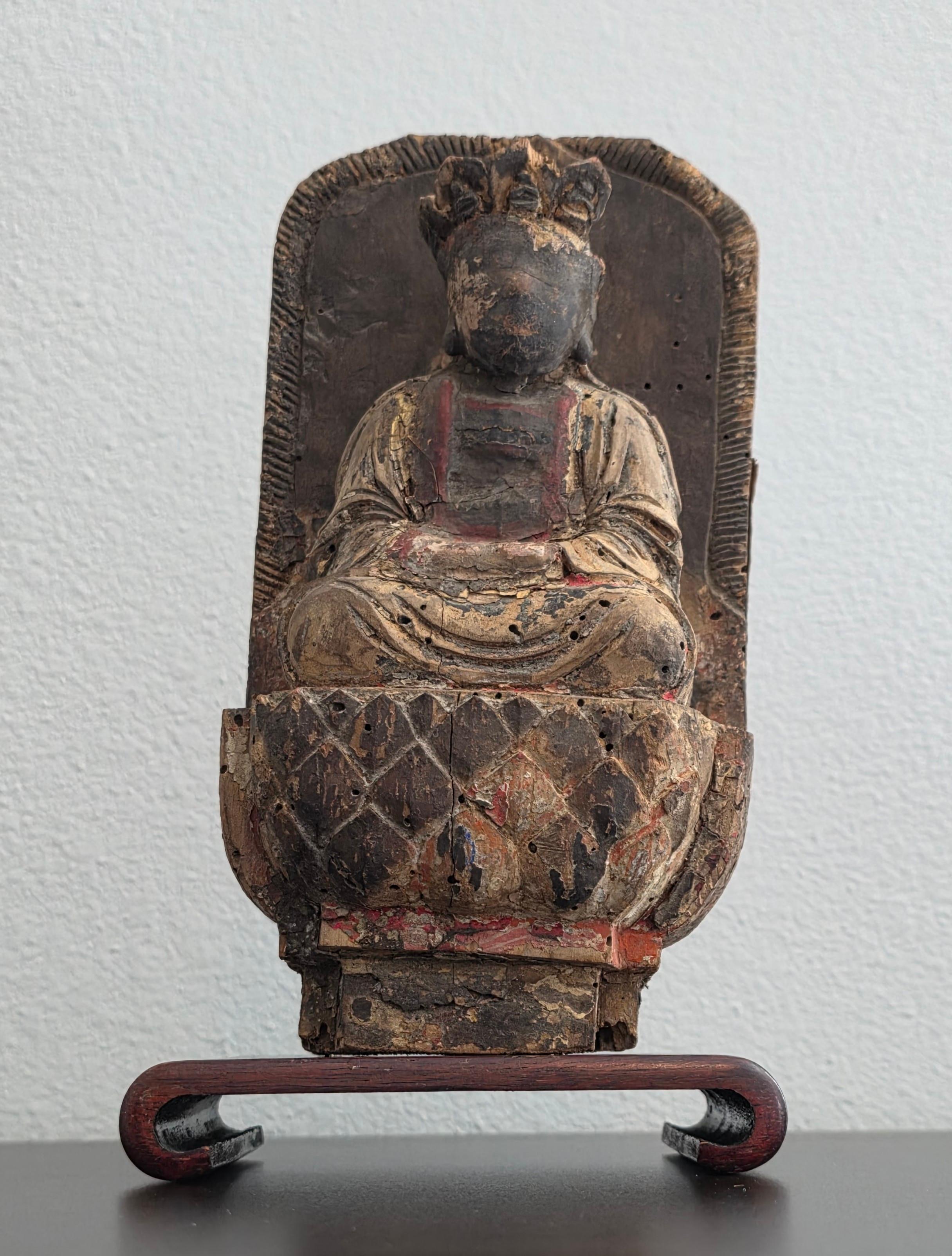 Fragment d'architecture ancienne chinoise sculptée d'une figure de bodhisattva et d'un trône de lotus en vente 10