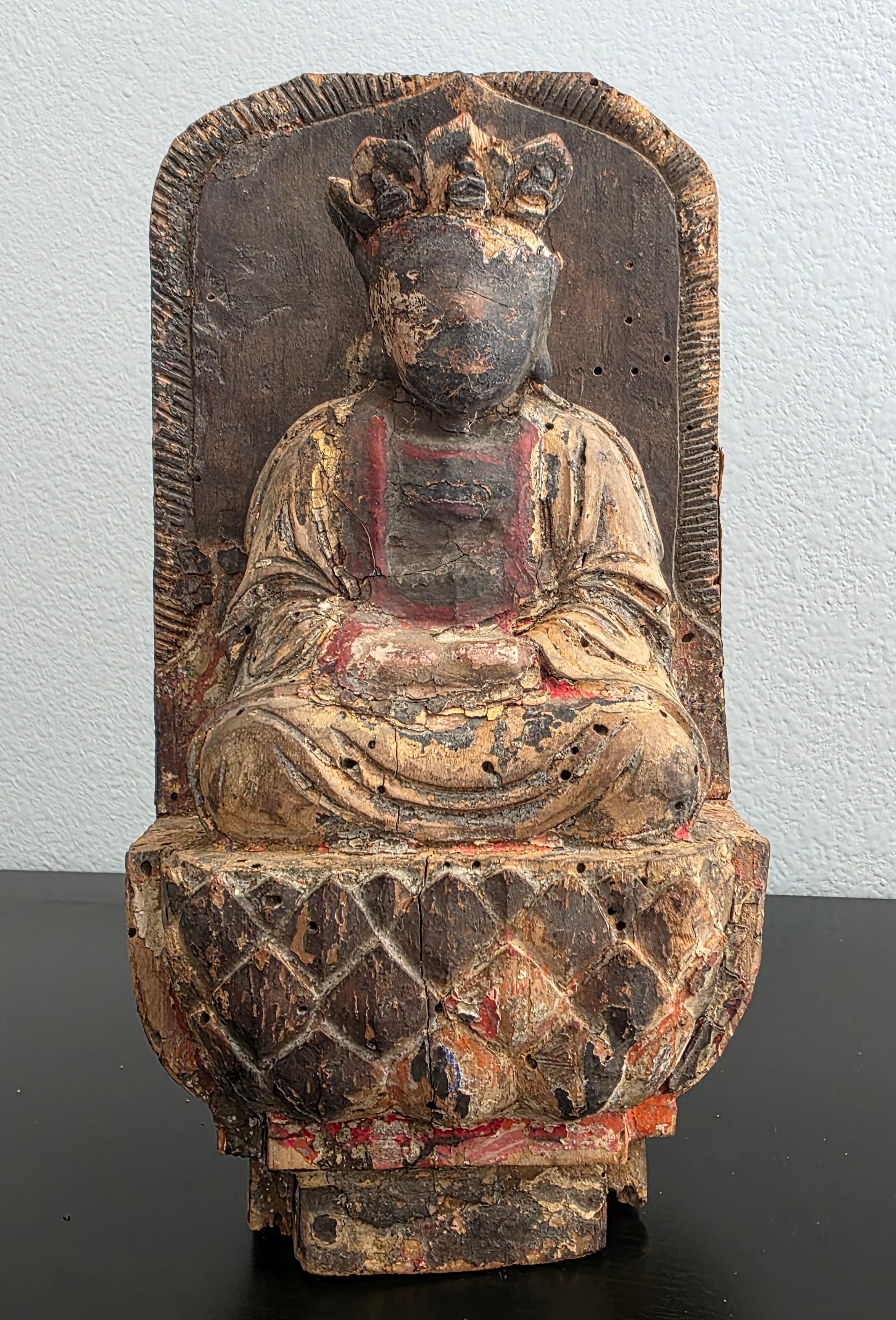 Ming Fragment d'architecture ancienne chinoise sculptée d'une figure de bodhisattva et d'un trône de lotus en vente