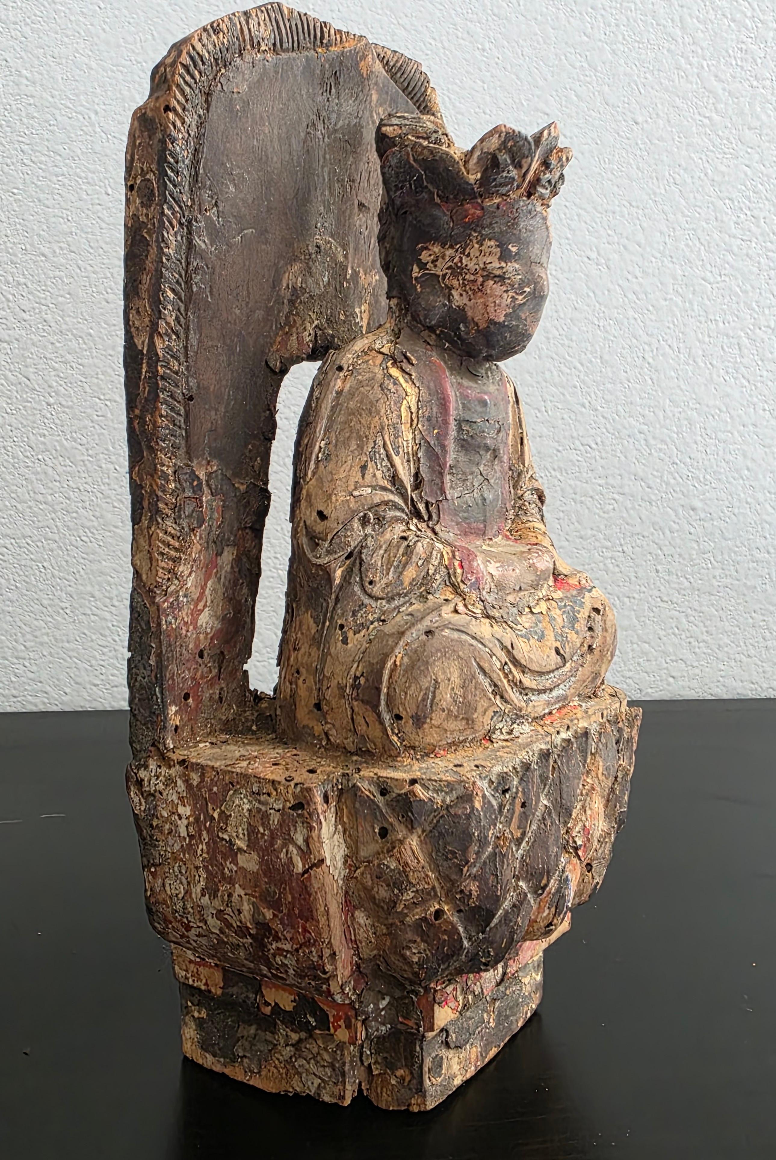 Chinois Fragment d'architecture ancienne chinoise sculptée d'une figure de bodhisattva et d'un trône de lotus en vente