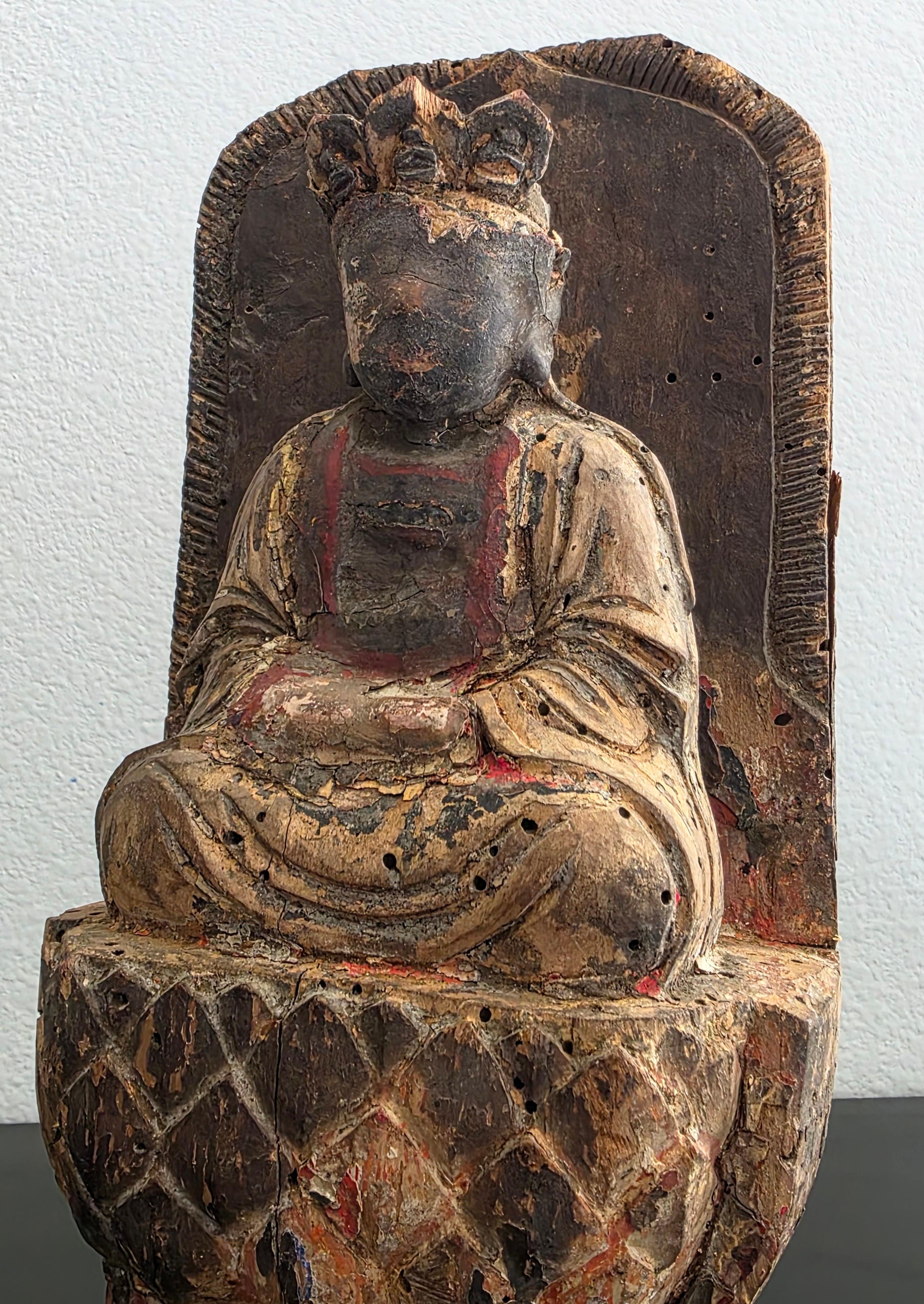 Sculpté à la main Fragment d'architecture ancienne chinoise sculptée d'une figure de bodhisattva et d'un trône de lotus en vente