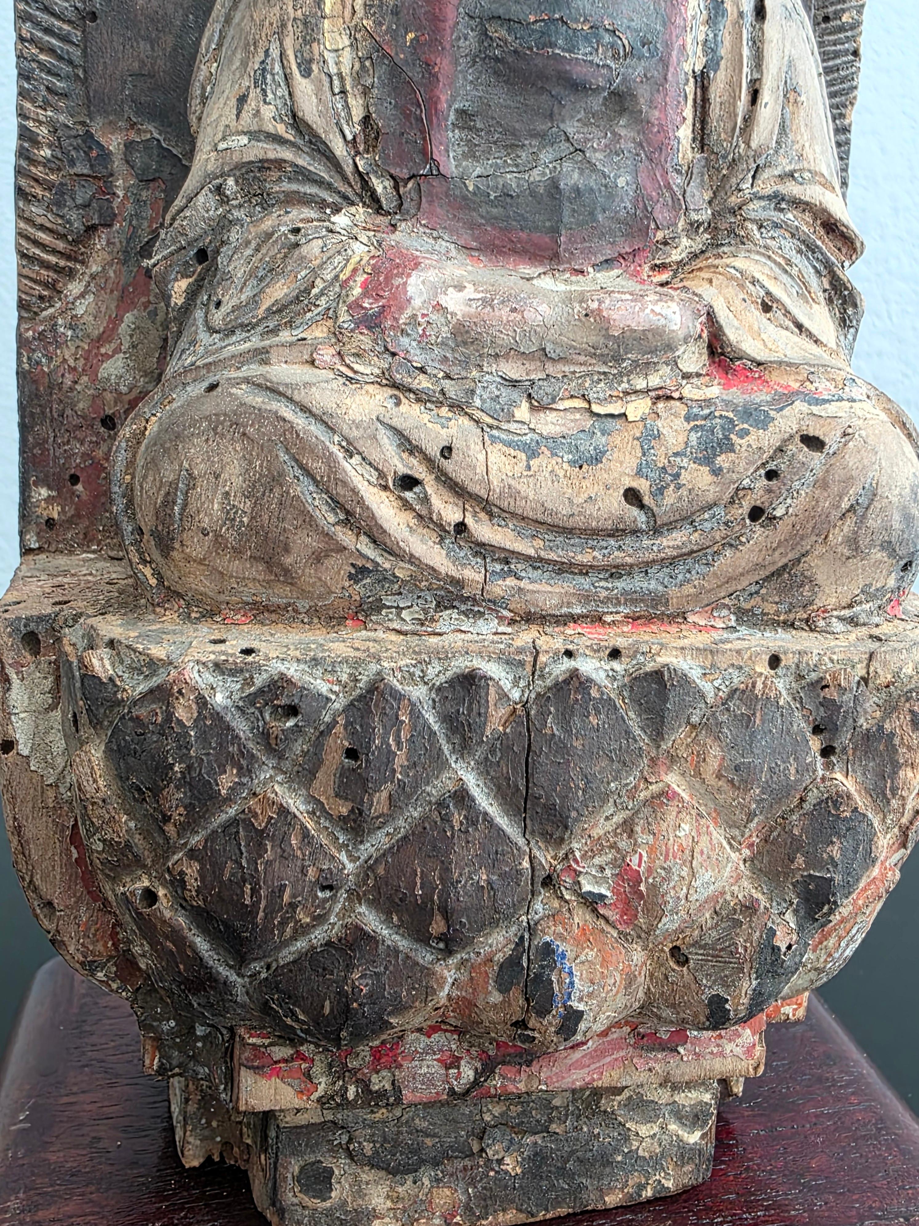 XVIIIe siècle et antérieur Fragment d'architecture ancienne chinoise sculptée d'une figure de bodhisattva et d'un trône de lotus en vente