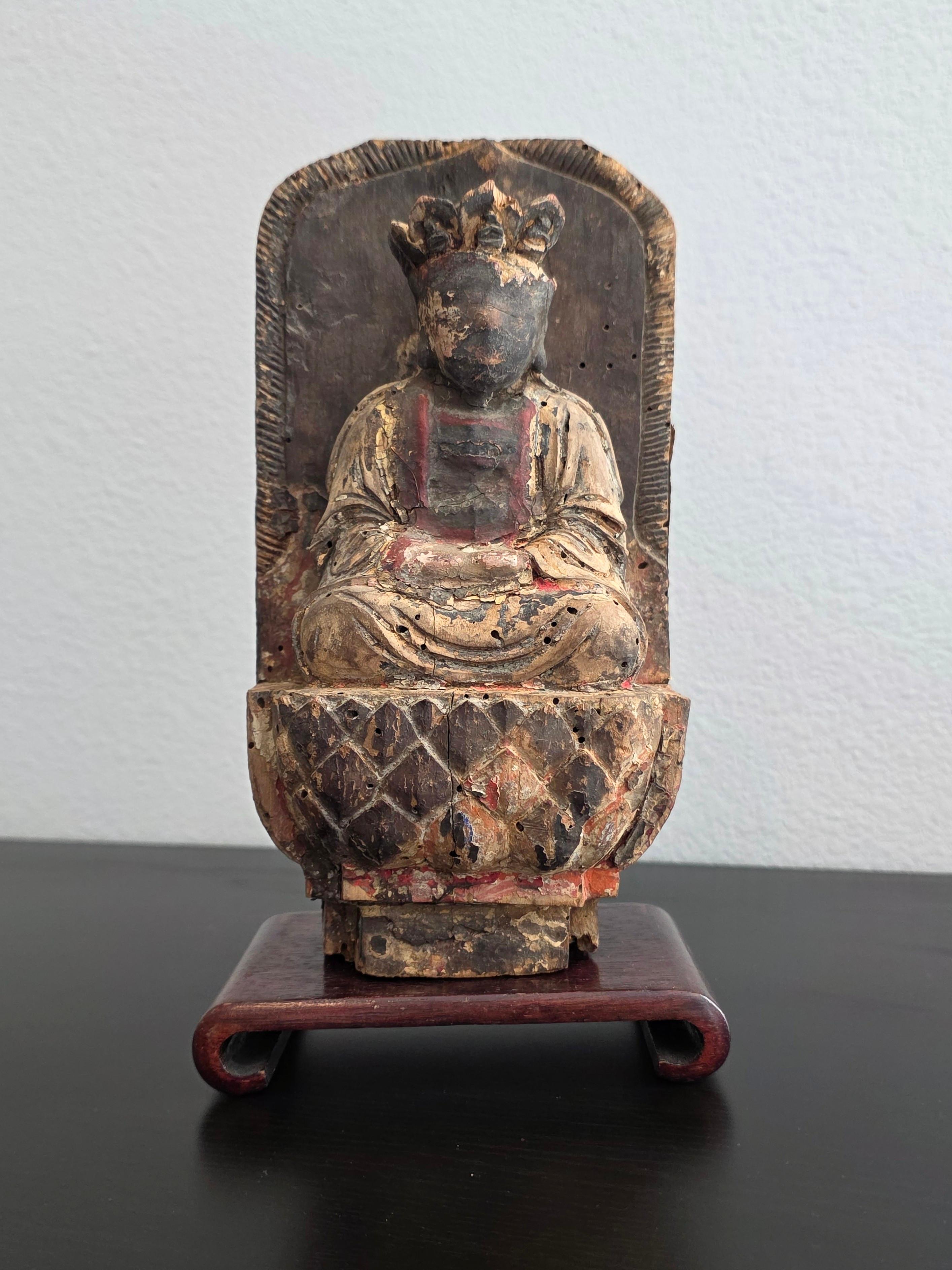 Bois Fragment d'architecture ancienne chinoise sculptée d'une figure de bodhisattva et d'un trône de lotus en vente