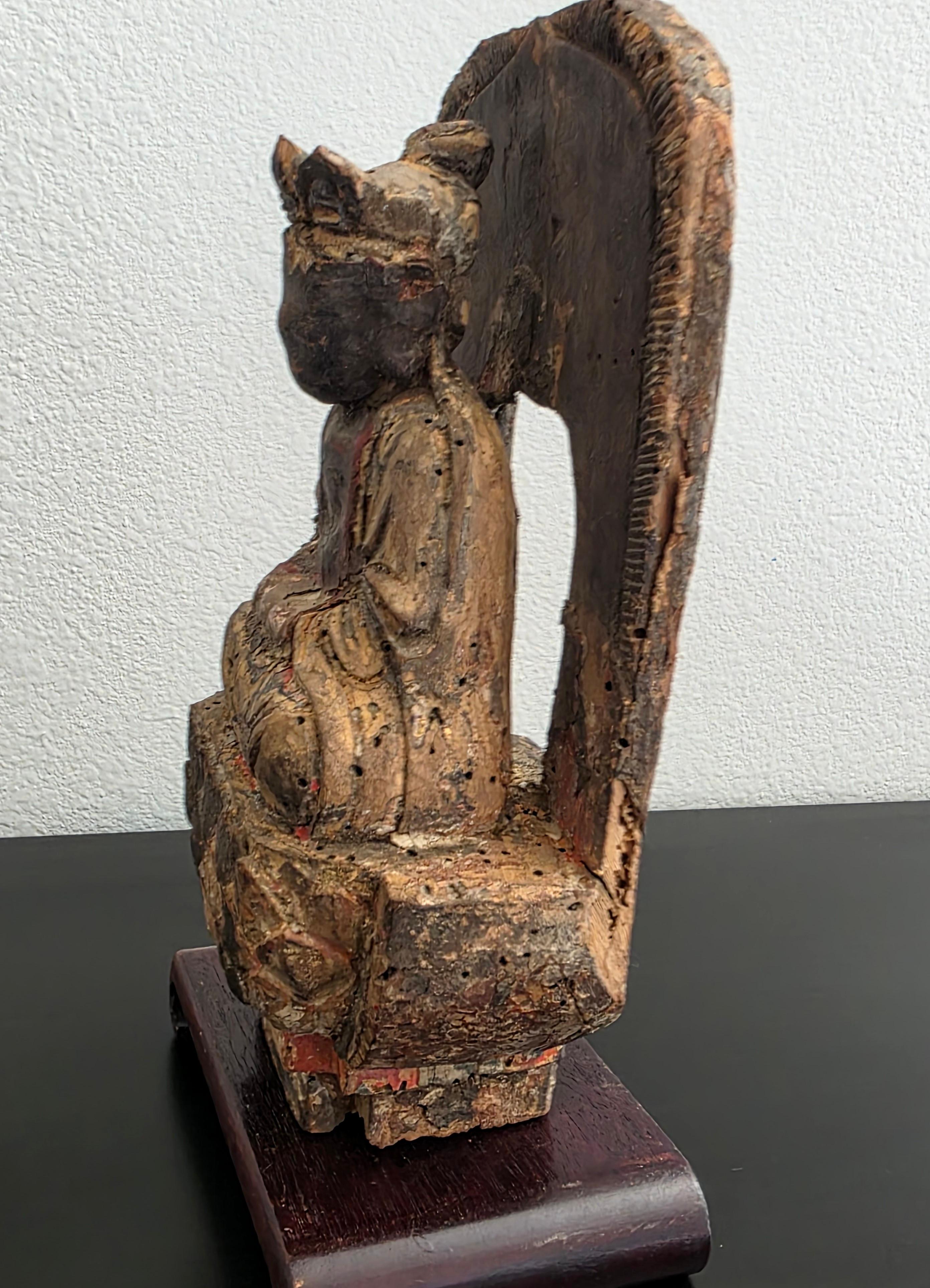 Fragment d'architecture ancienne chinoise sculptée d'une figure de bodhisattva et d'un trône de lotus en vente 1