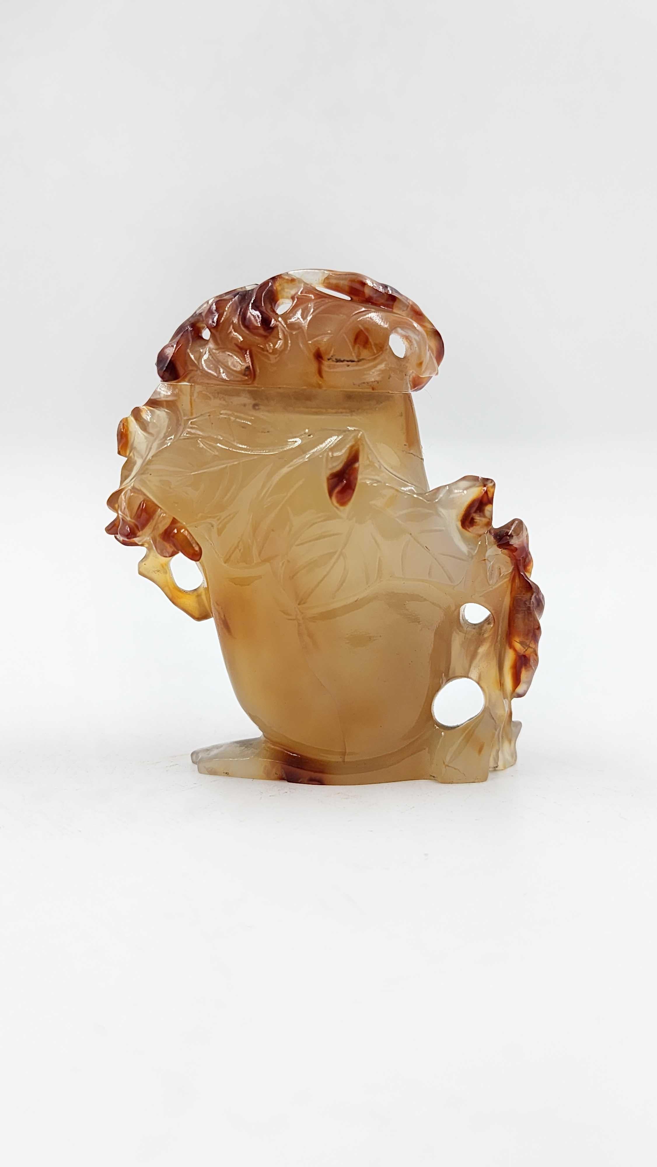 Chinois Mini-vase chinois ancien en cornaline sculptée en vente