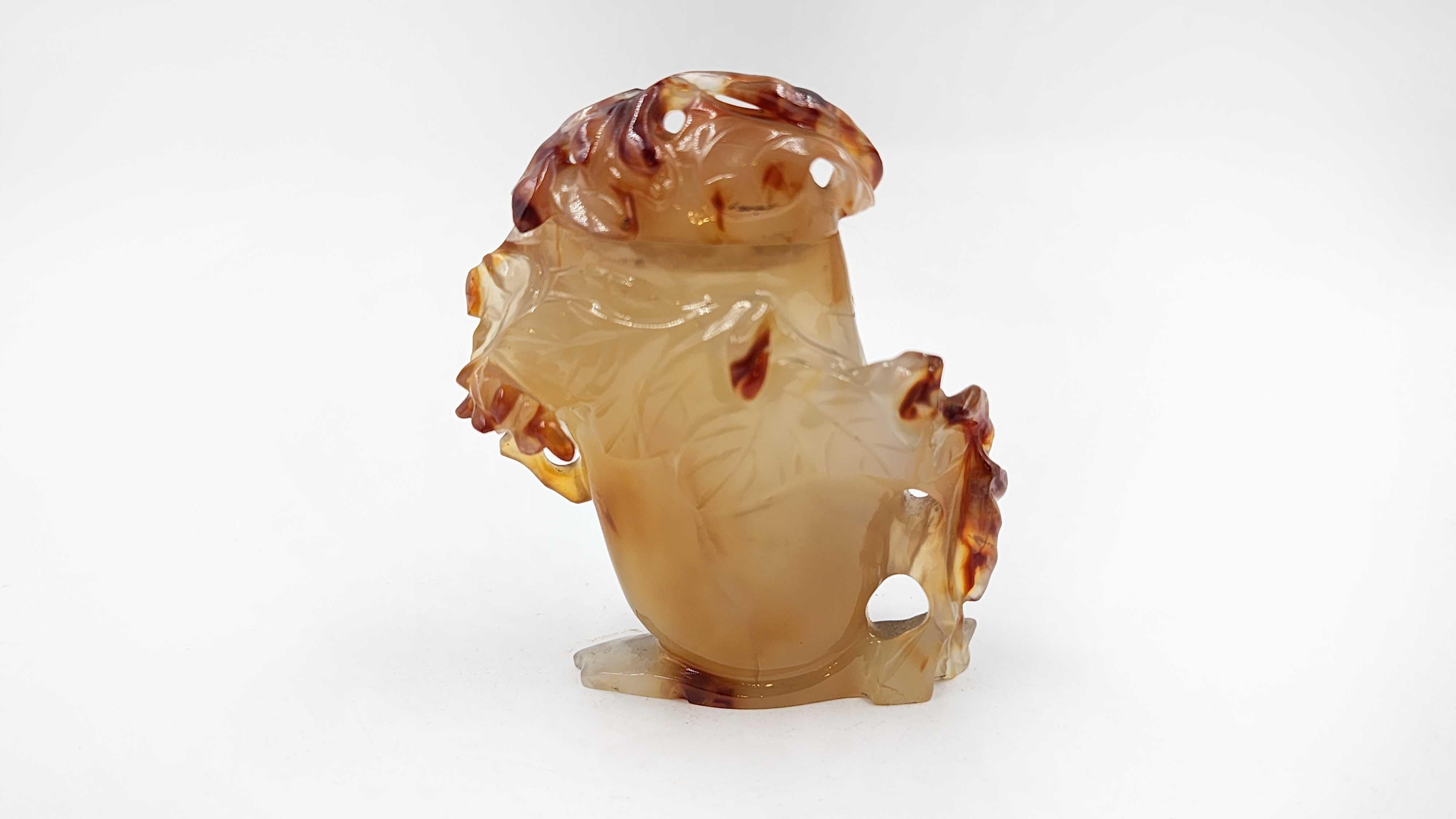 Sculpté à la main Mini-vase chinois ancien en cornaline sculptée en vente