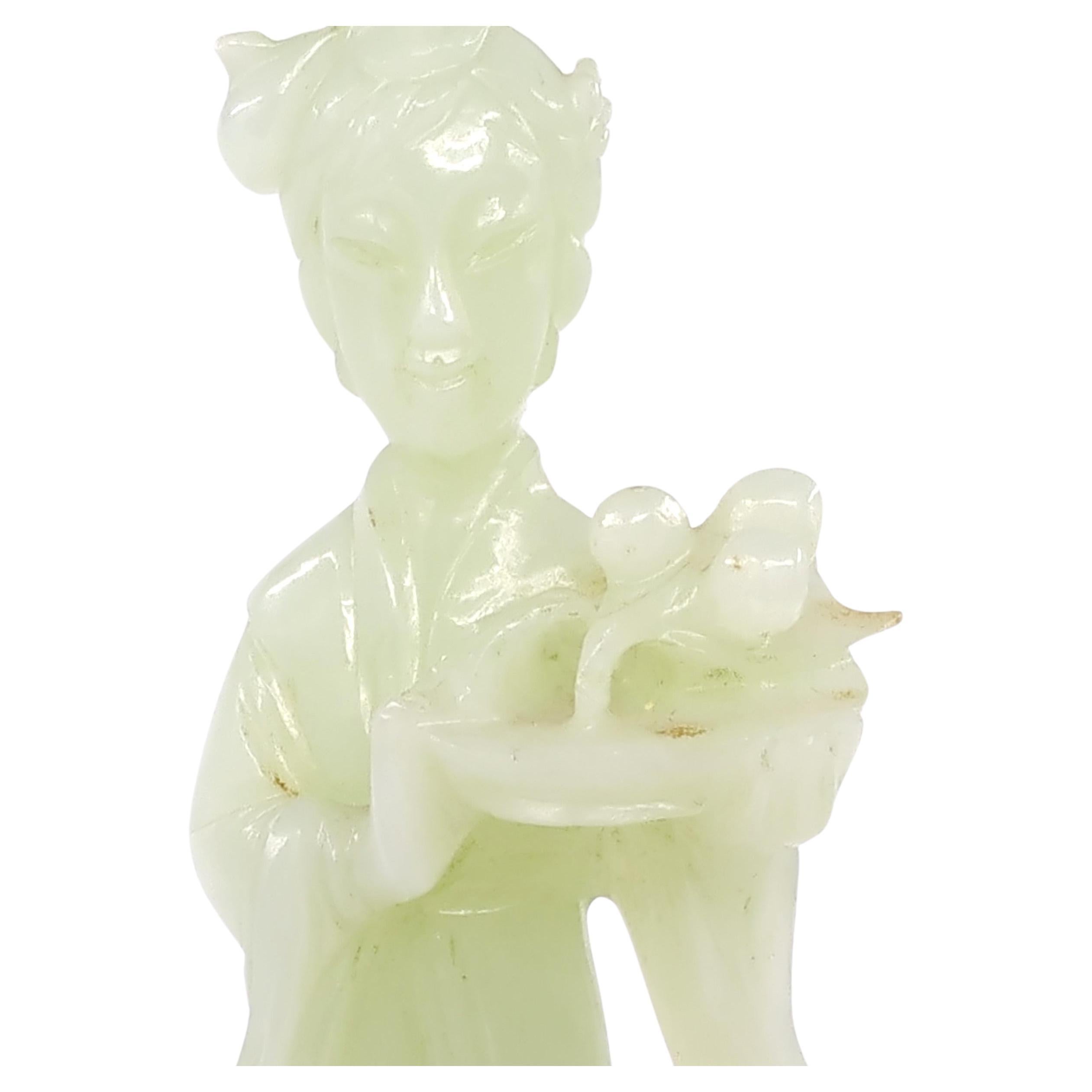 Antike chinesische geschnitzte Celadon Jade Schönheit Fee Dame auf Zitan Stand Qing 19c im Angebot 3