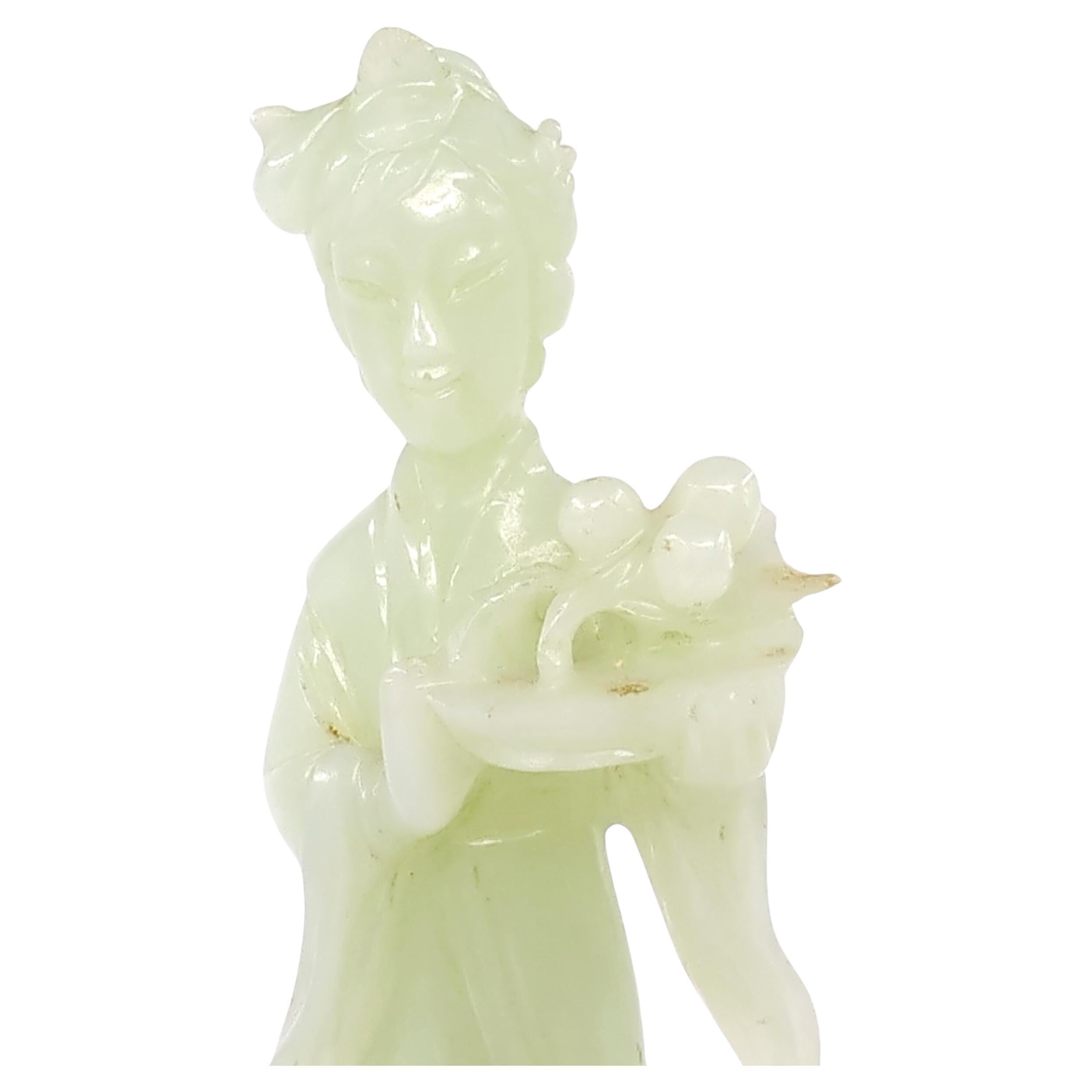 Antike chinesische geschnitzte Celadon Jade Schönheit Fee Dame auf Zitan Stand Qing 19c im Angebot 1