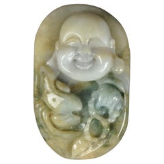 Ancien Bouddha chinois sculpté en jade céladon, 19ème C.