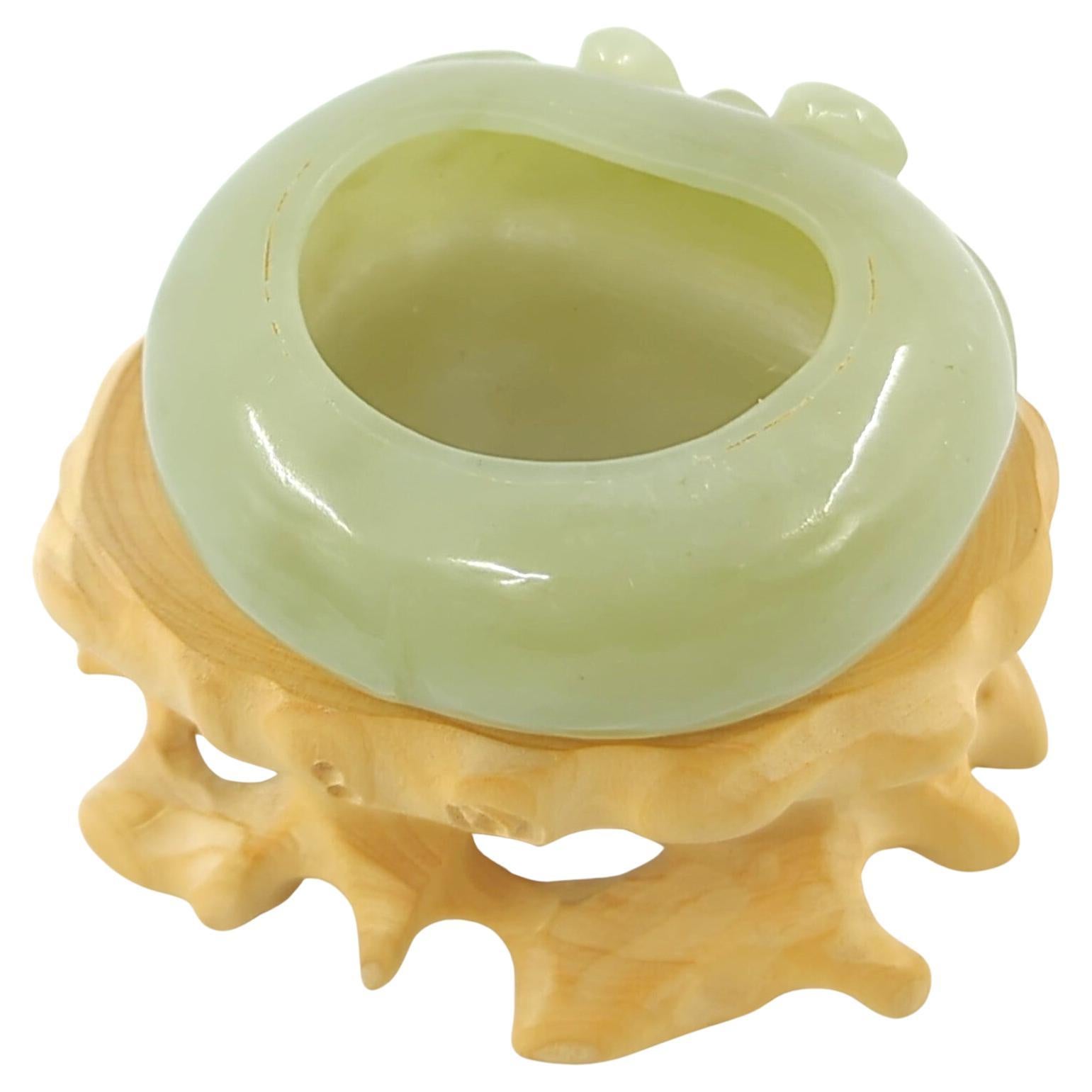 Antiquité chinoise sculptée en jade céladon Pêche Brosse à laver avec Stand Qing 19c