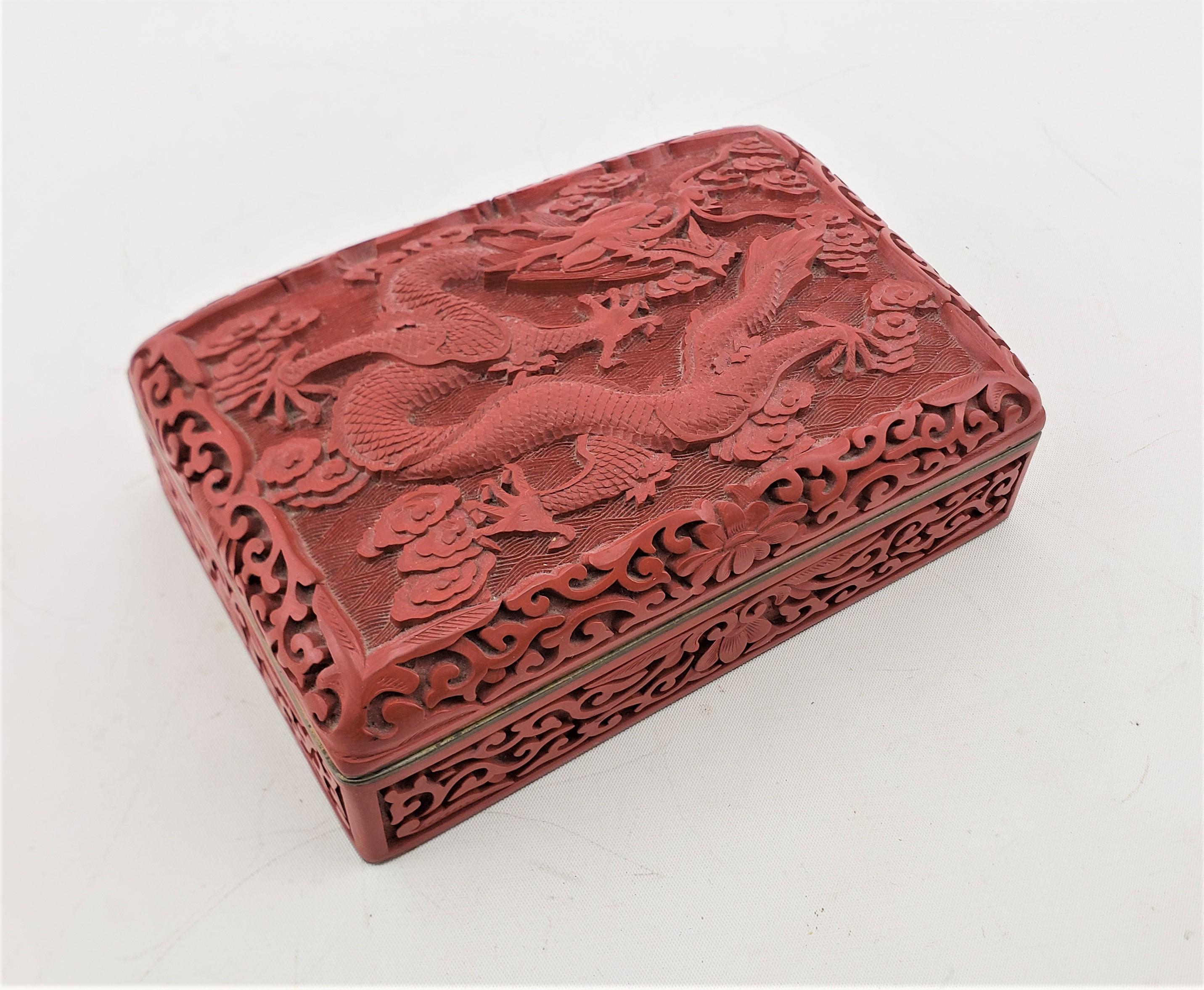 Cette boîte décorative ancienne n'est pas signée, mais on suppose qu'elle provient de Chine. Elle date d'environ 1920 et est réalisée dans un style d'exportation chinois d'époque. La boîte est composée de laiton avec un intérieur émaillé d'un bleu