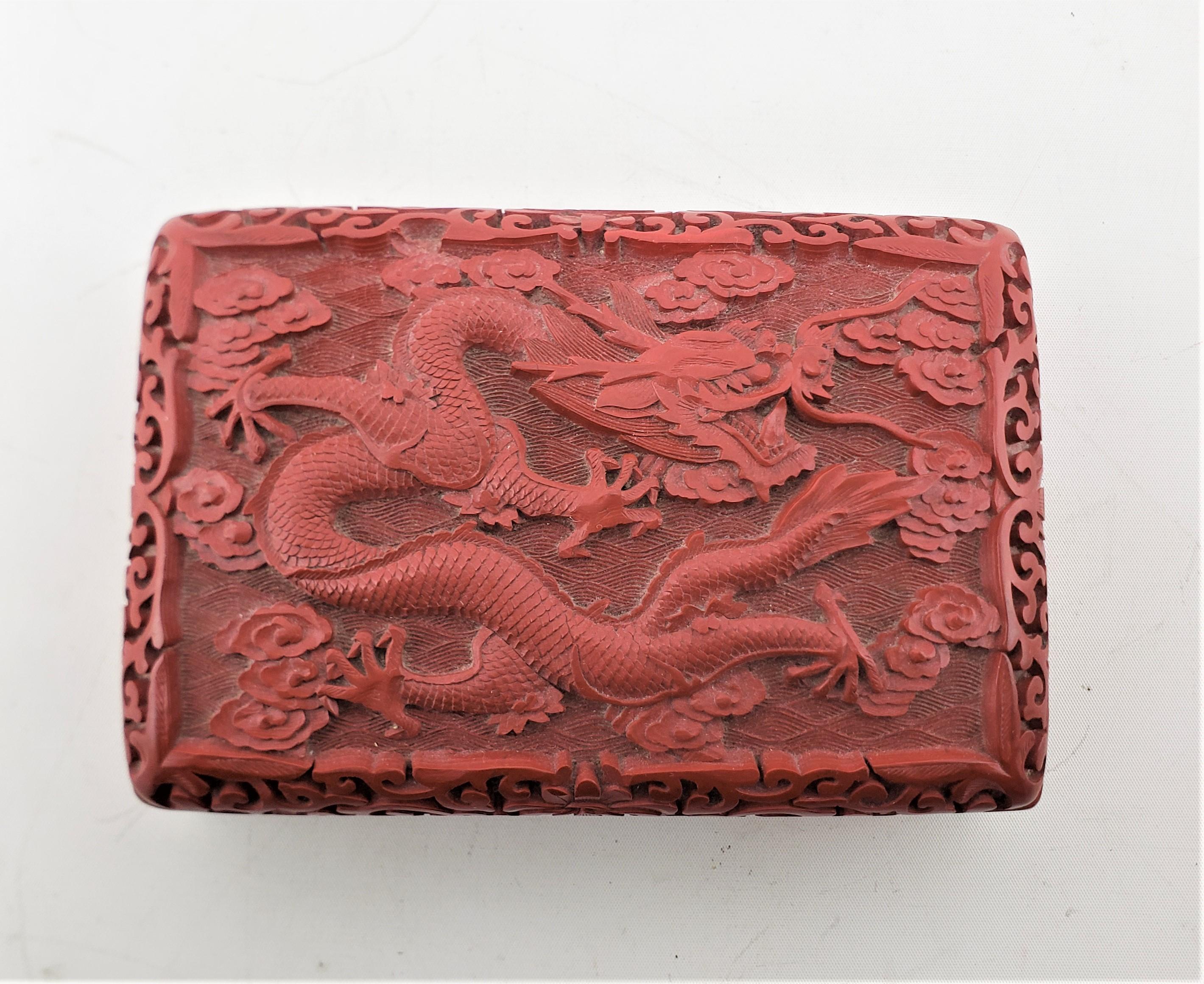 Exportation chinoise Ancienne boîte chinoise sculptée en Cinnabar et émaillée avec dessus en forme de dragon impérial en vente