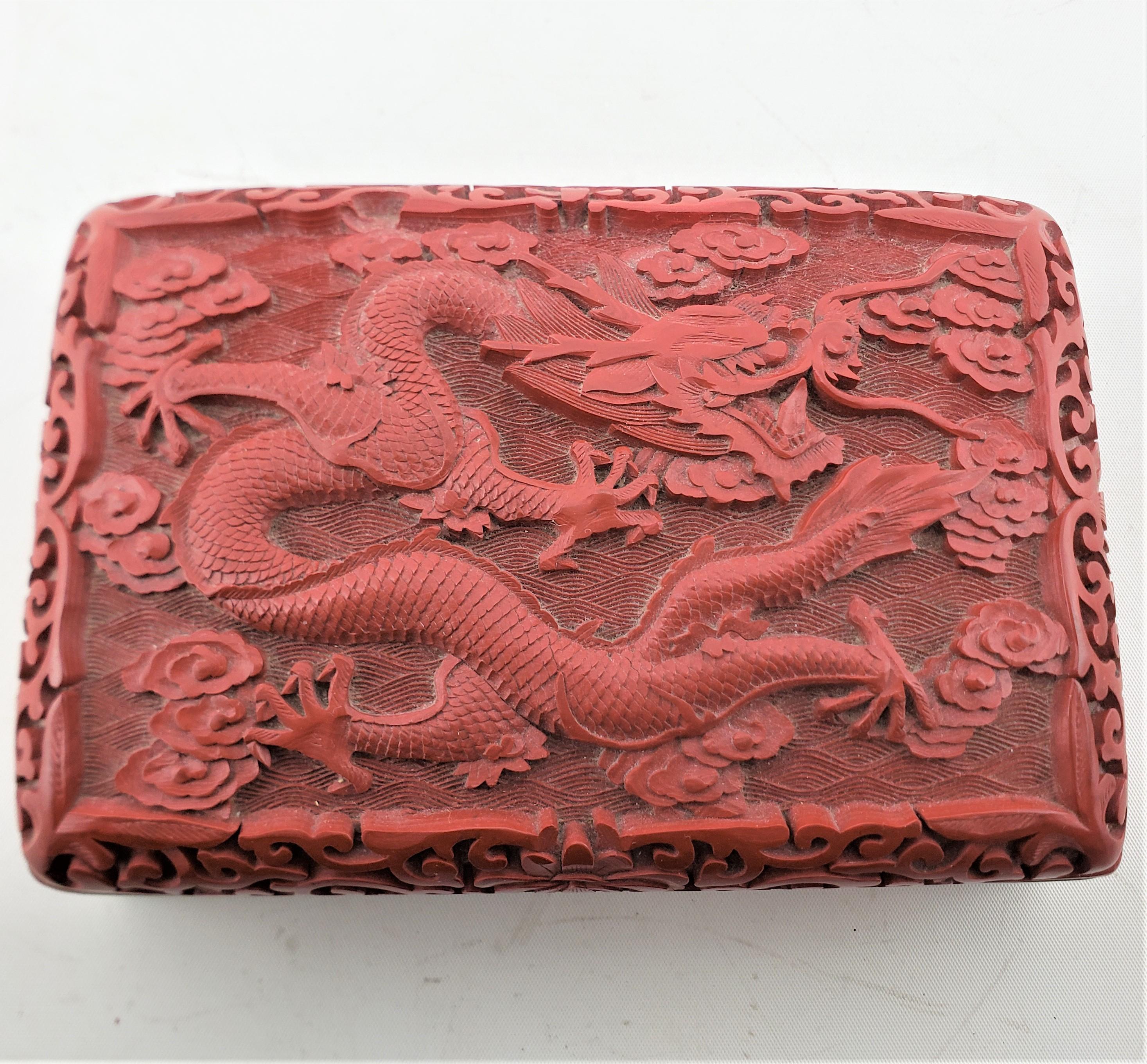 Chinois Ancienne boîte chinoise sculptée en Cinnabar et émaillée avec dessus en forme de dragon impérial en vente
