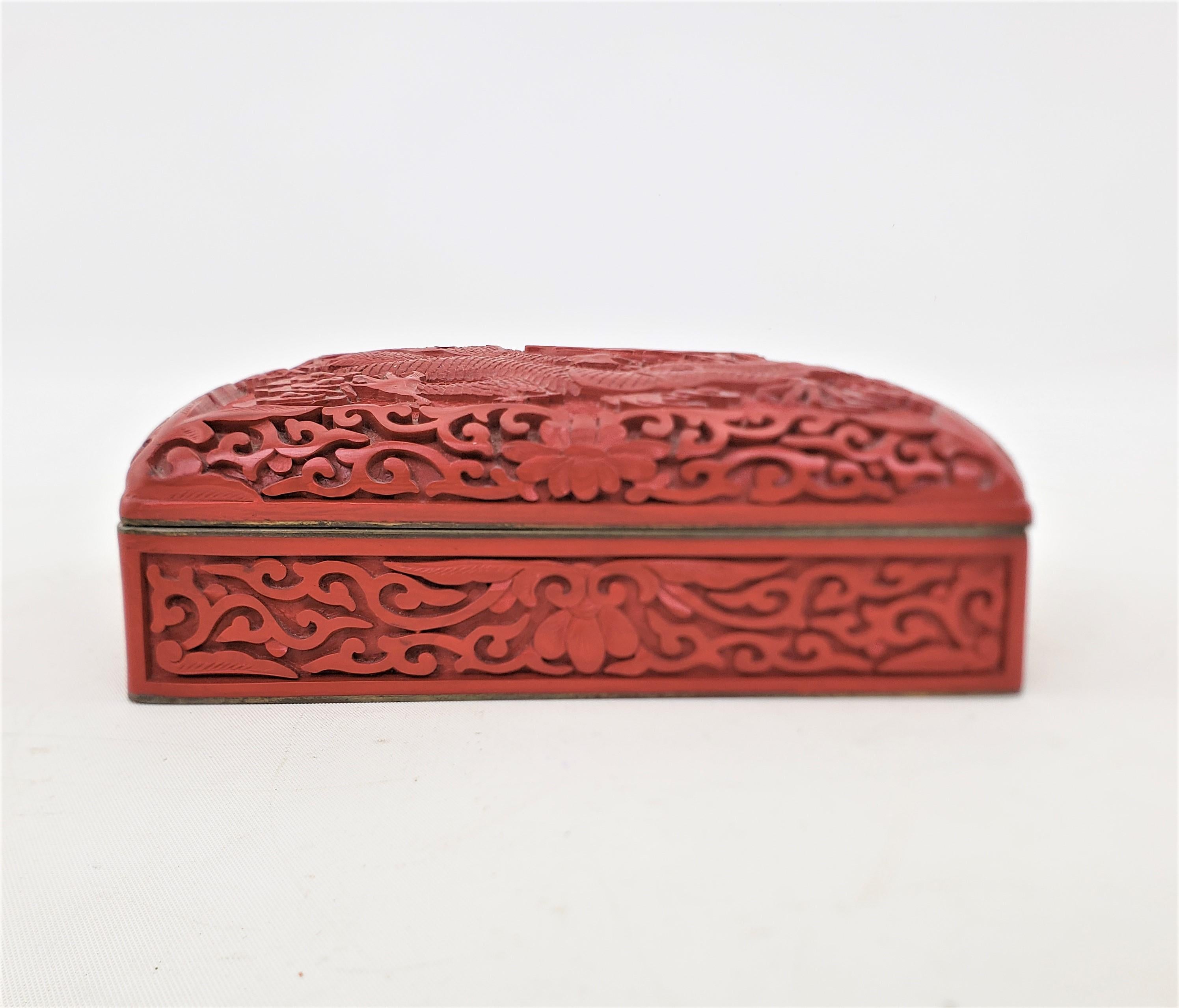 Émaillé Ancienne boîte chinoise sculptée en Cinnabar et émaillée avec dessus en forme de dragon impérial en vente