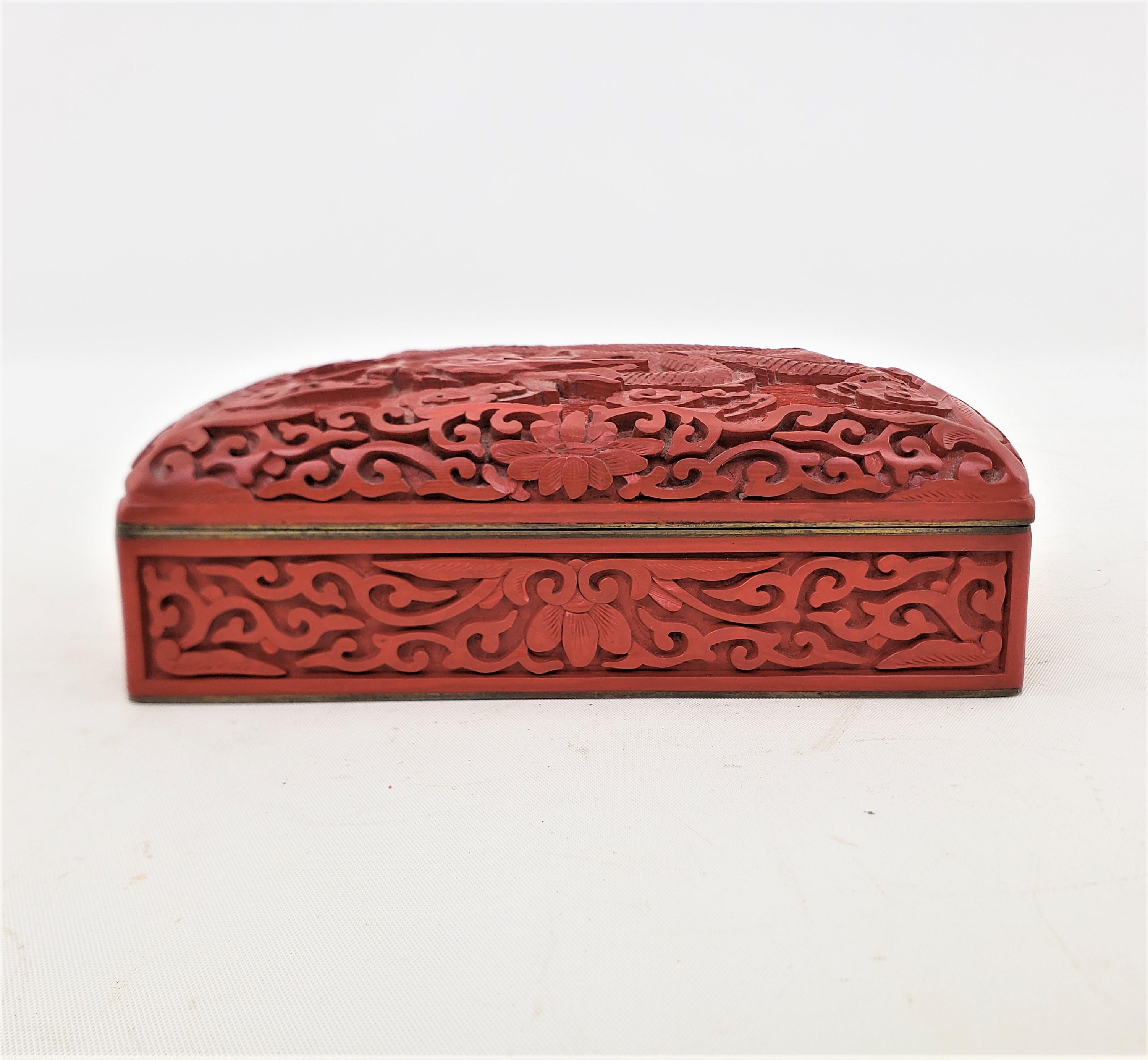 20ième siècle Ancienne boîte chinoise sculptée en Cinnabar et émaillée avec dessus en forme de dragon impérial en vente