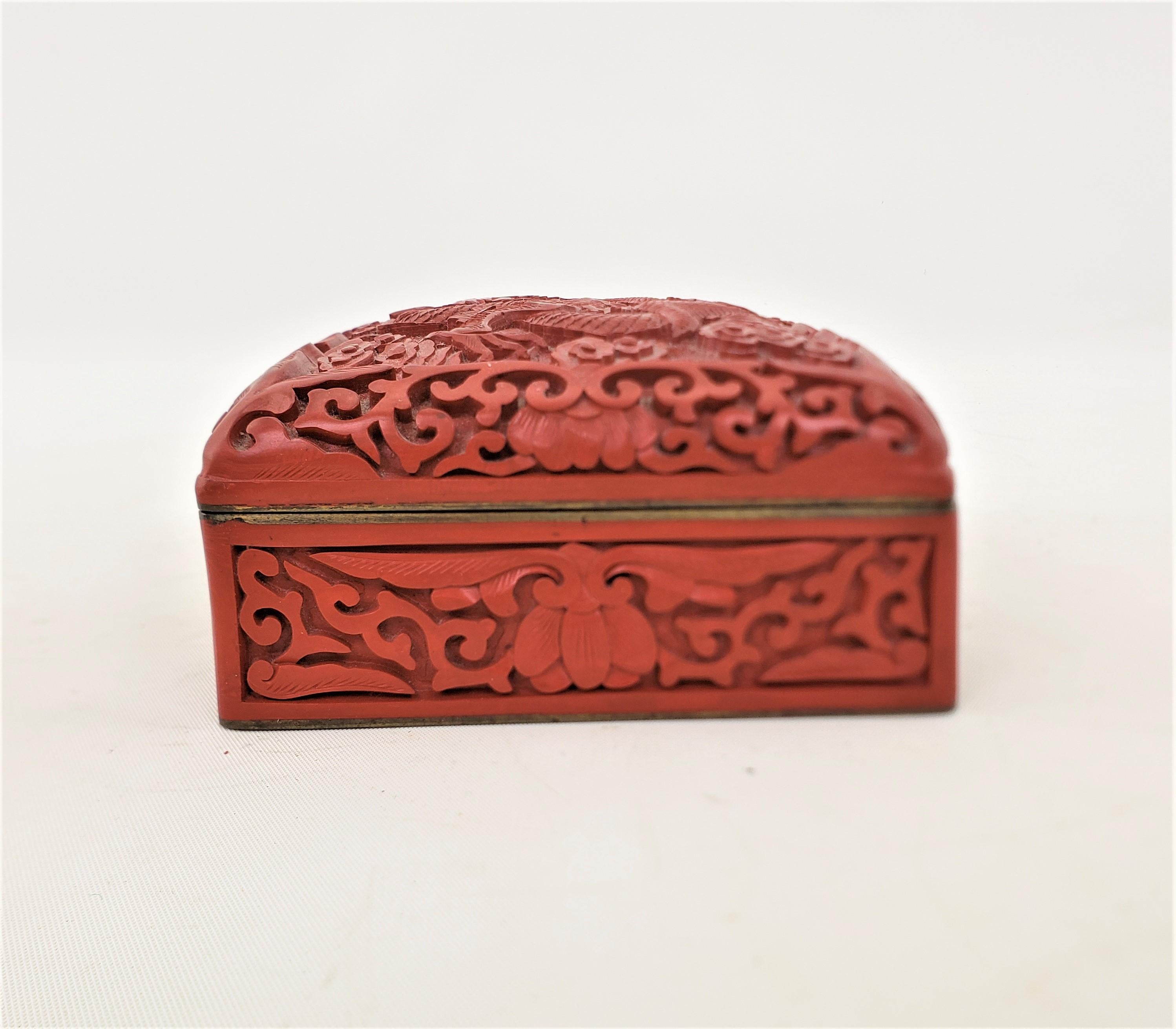 Laiton Ancienne boîte chinoise sculptée en Cinnabar et émaillée avec dessus en forme de dragon impérial en vente