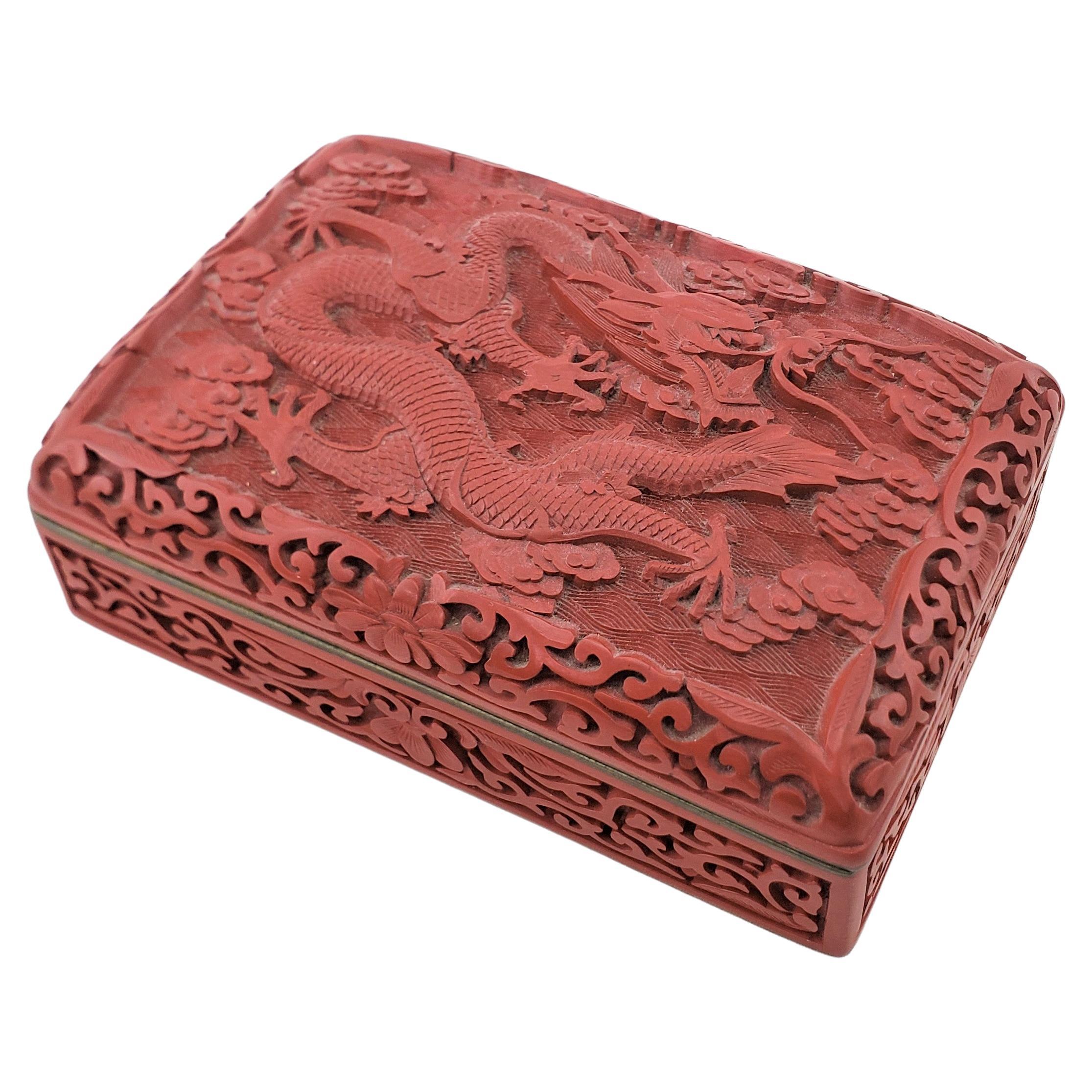 Ancienne boîte chinoise sculptée en Cinnabar et émaillée avec dessus en forme de dragon impérial