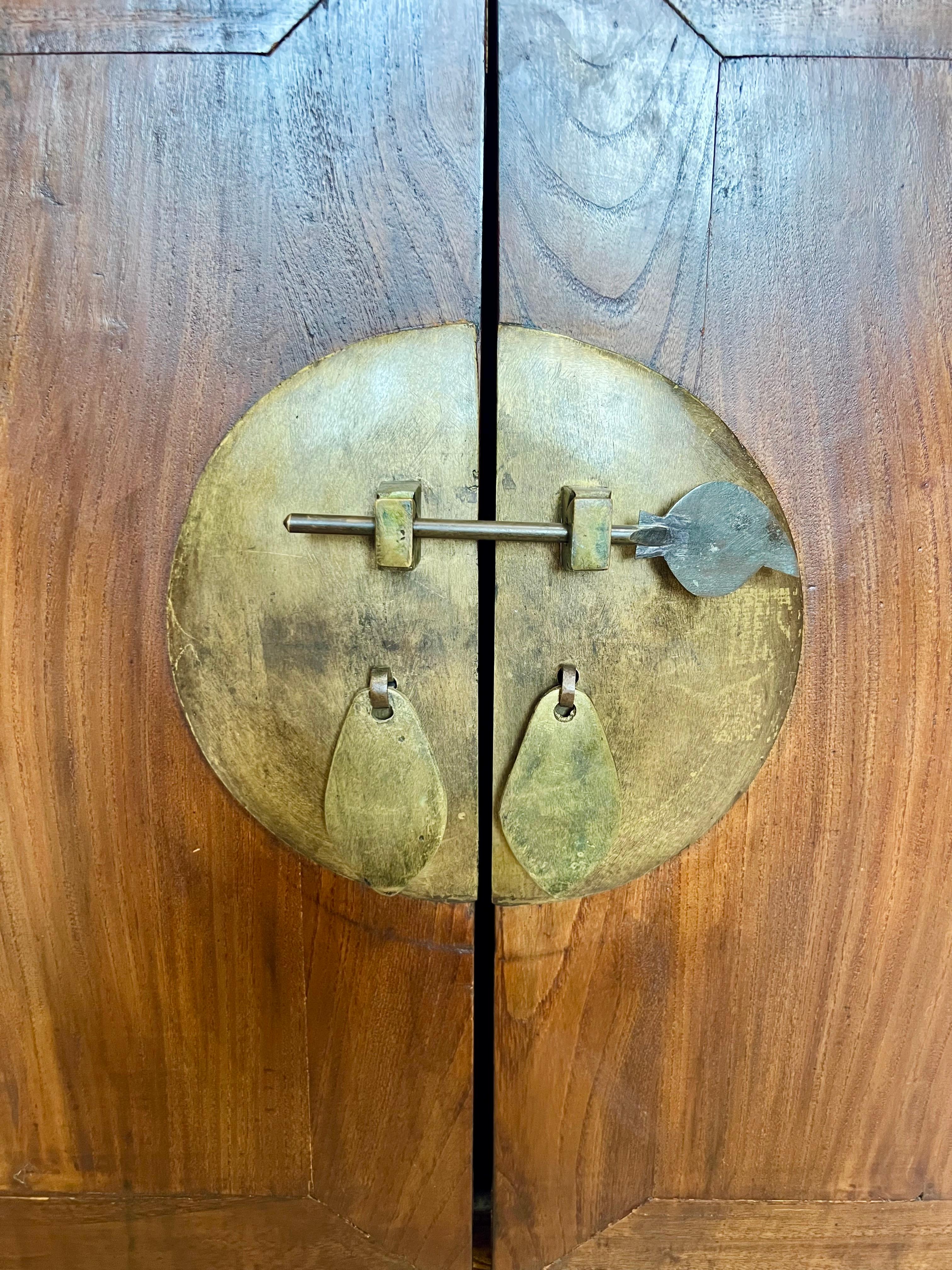 Antiguo Gabinete de Altar Chino de Madera de Olmo Tallada en venta 3