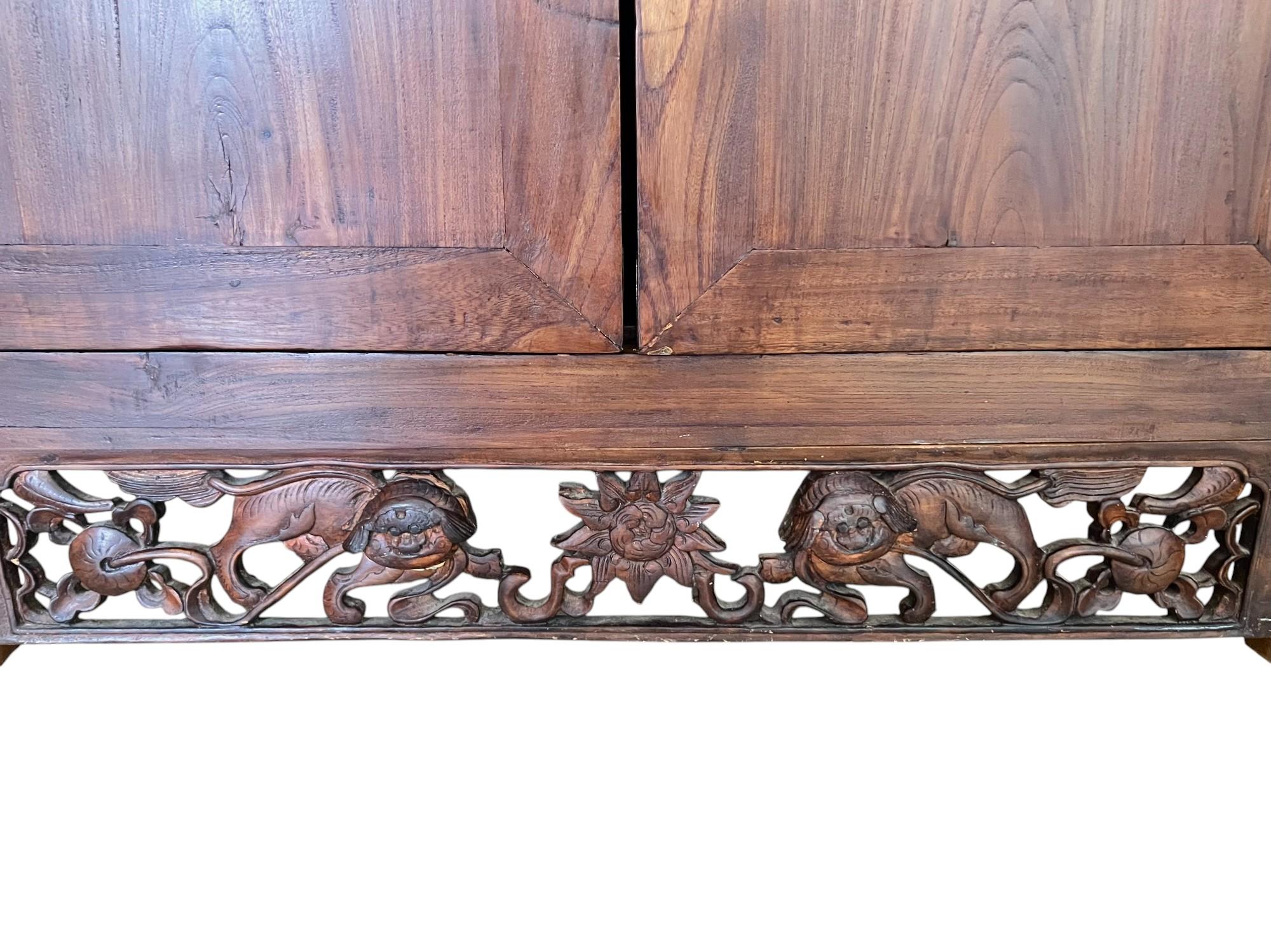 Antiguo Gabinete de Altar Chino de Madera de Olmo Tallada en venta 5