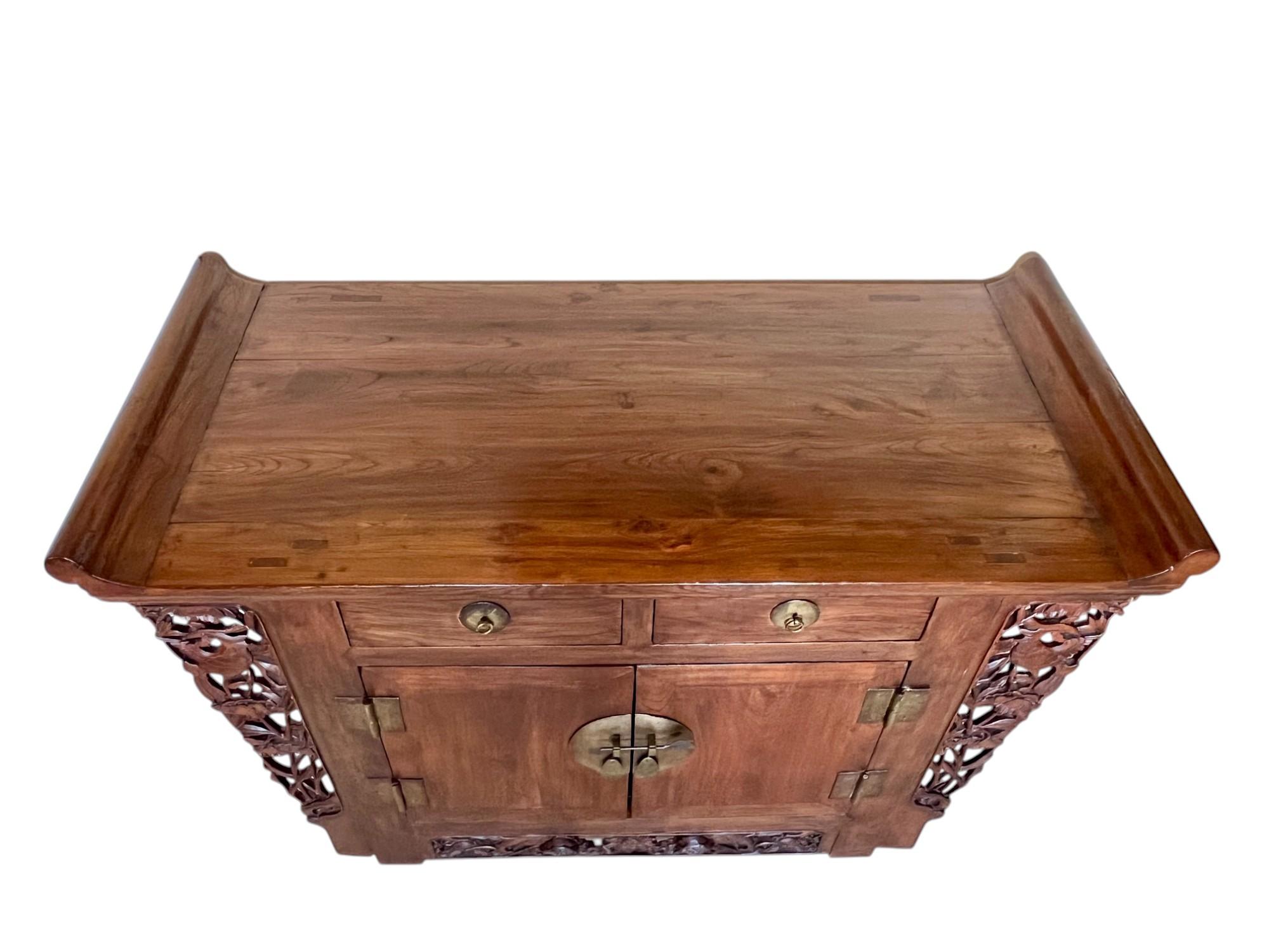 Antiguo Gabinete de Altar Chino de Madera de Olmo Tallada Qing en venta