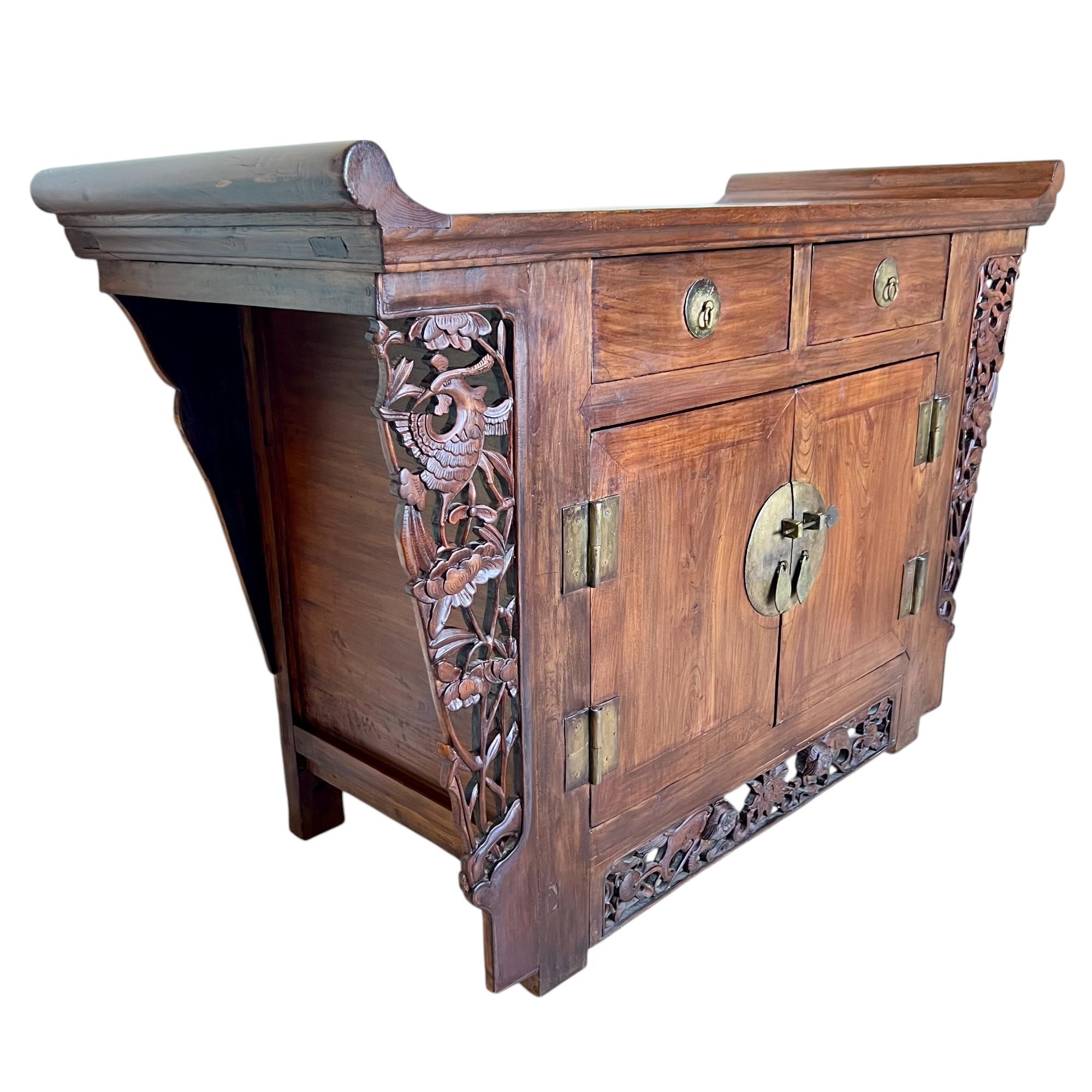 Antiguo Gabinete de Altar Chino de Madera de Olmo Tallada Tallado a mano en venta
