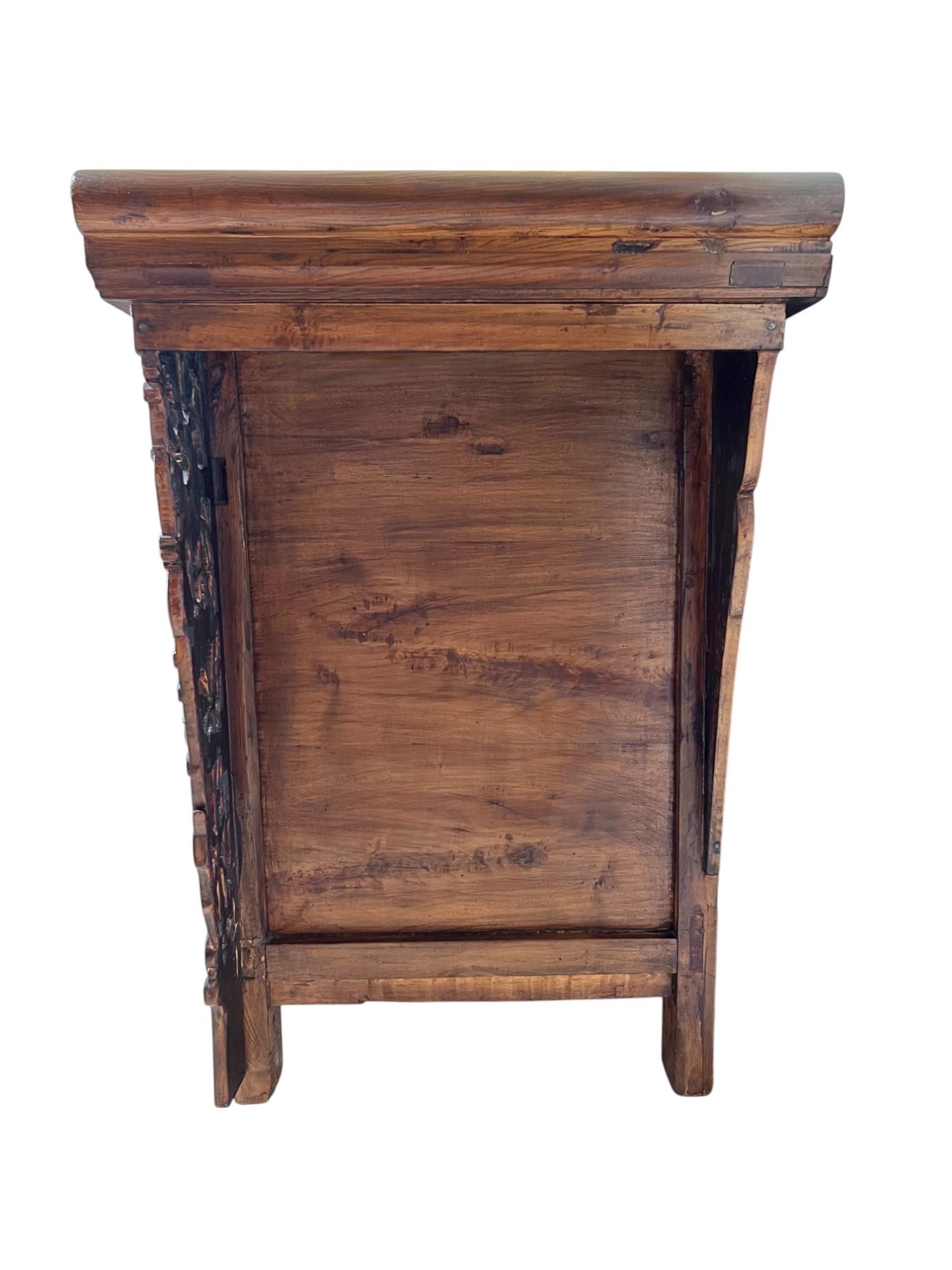Antiguo Gabinete de Altar Chino de Madera de Olmo Tallada en Bueno estado para la venta en Harlingen, TX