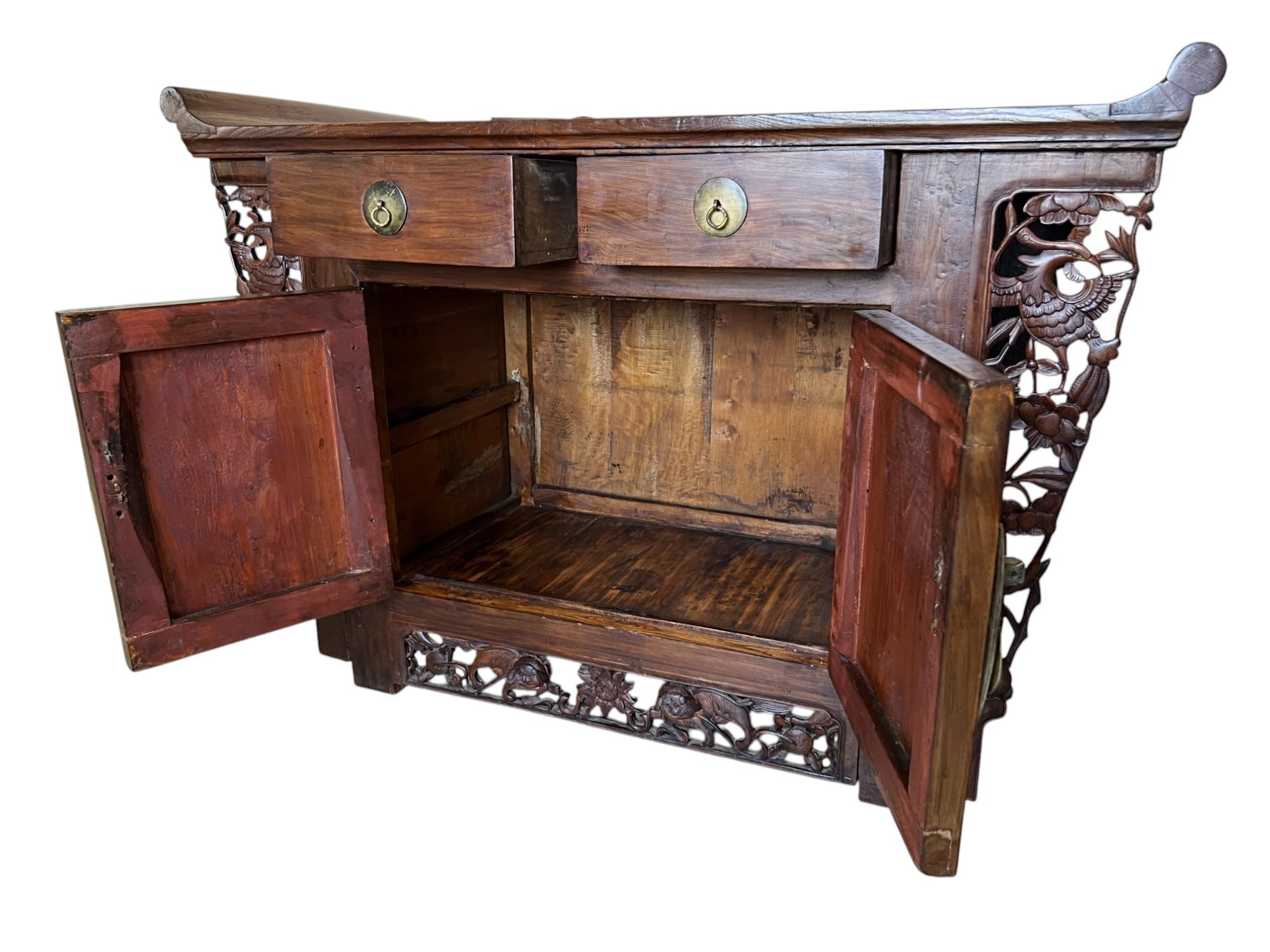 Antiguo Gabinete de Altar Chino de Madera de Olmo Tallada siglo XIX en venta