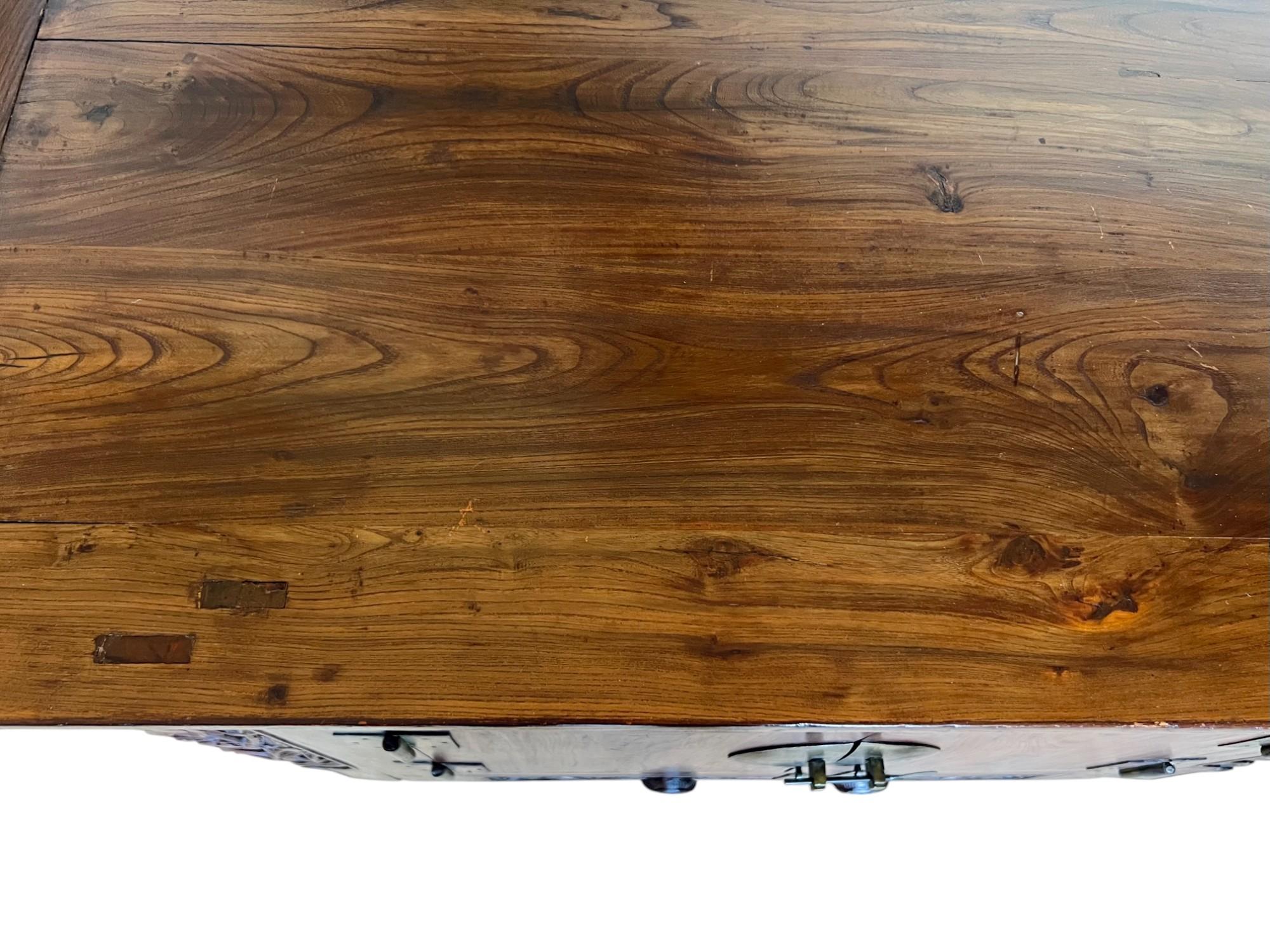 Antiguo Gabinete de Altar Chino de Madera de Olmo Tallada Latón en venta