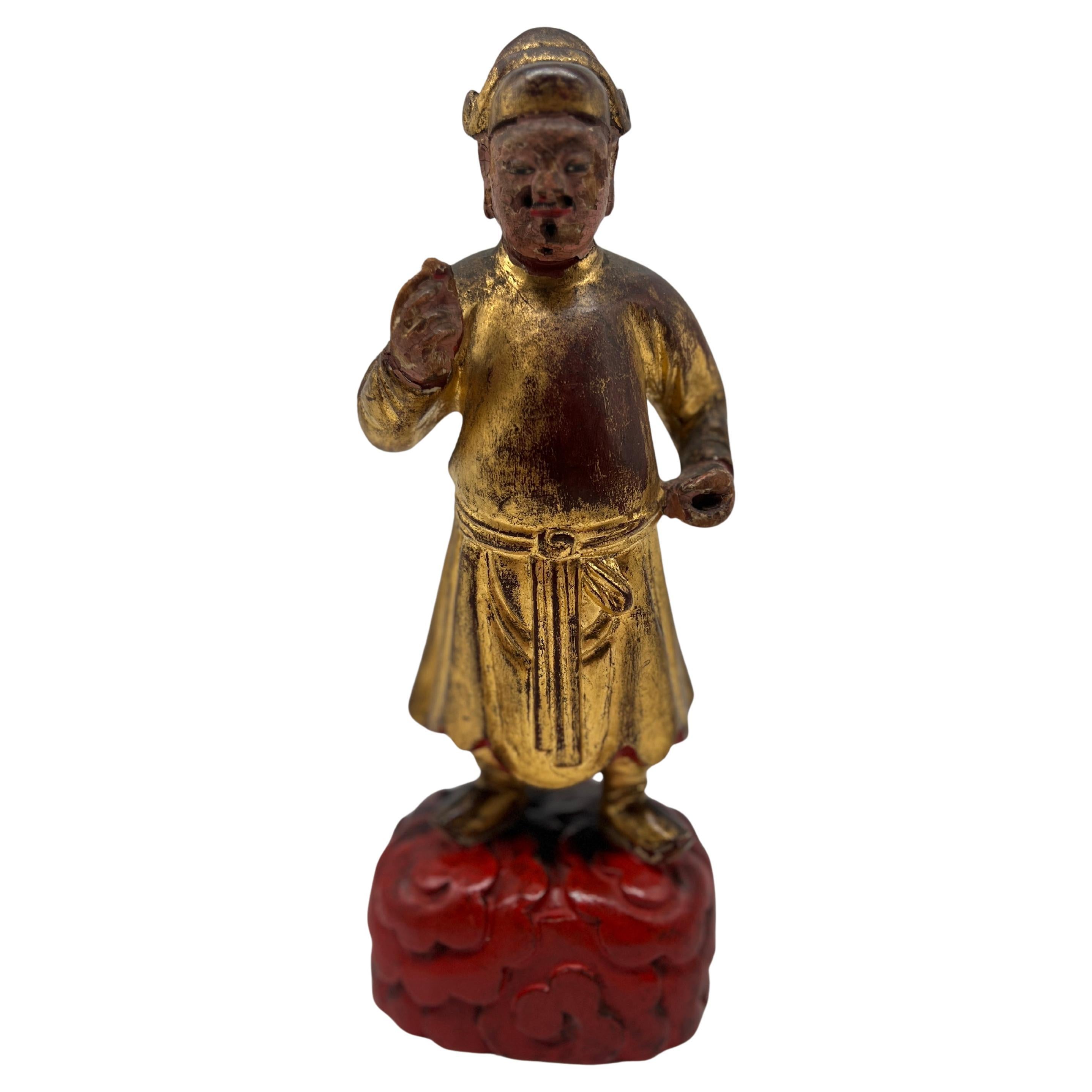 Antike chinesische geschnitzte, polychrom verzierte Figur aus vergoldetem Holz