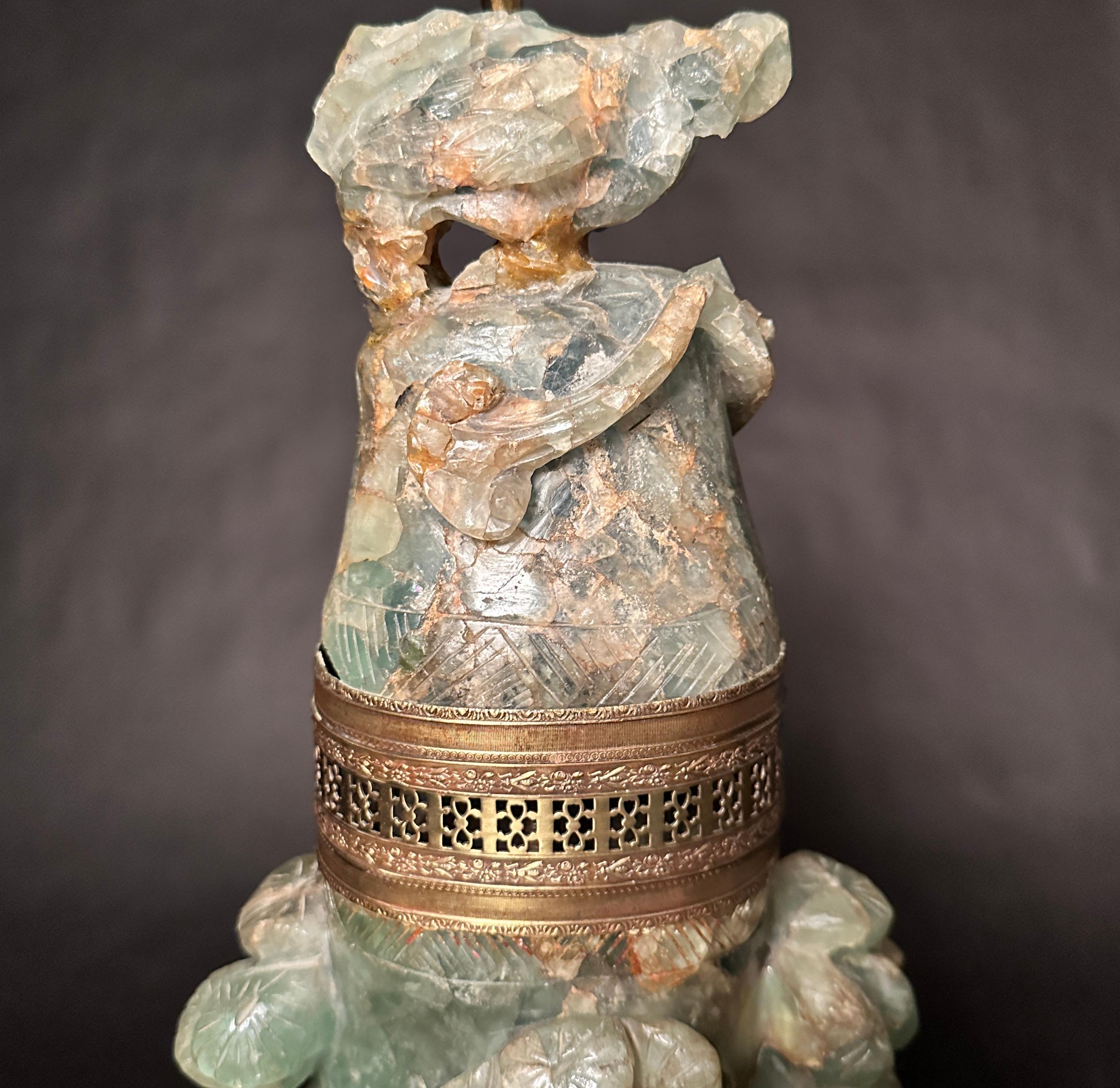 Sculpté à la main Lampe chinoise ancienne sculptée en quartz vert jadéite en vente