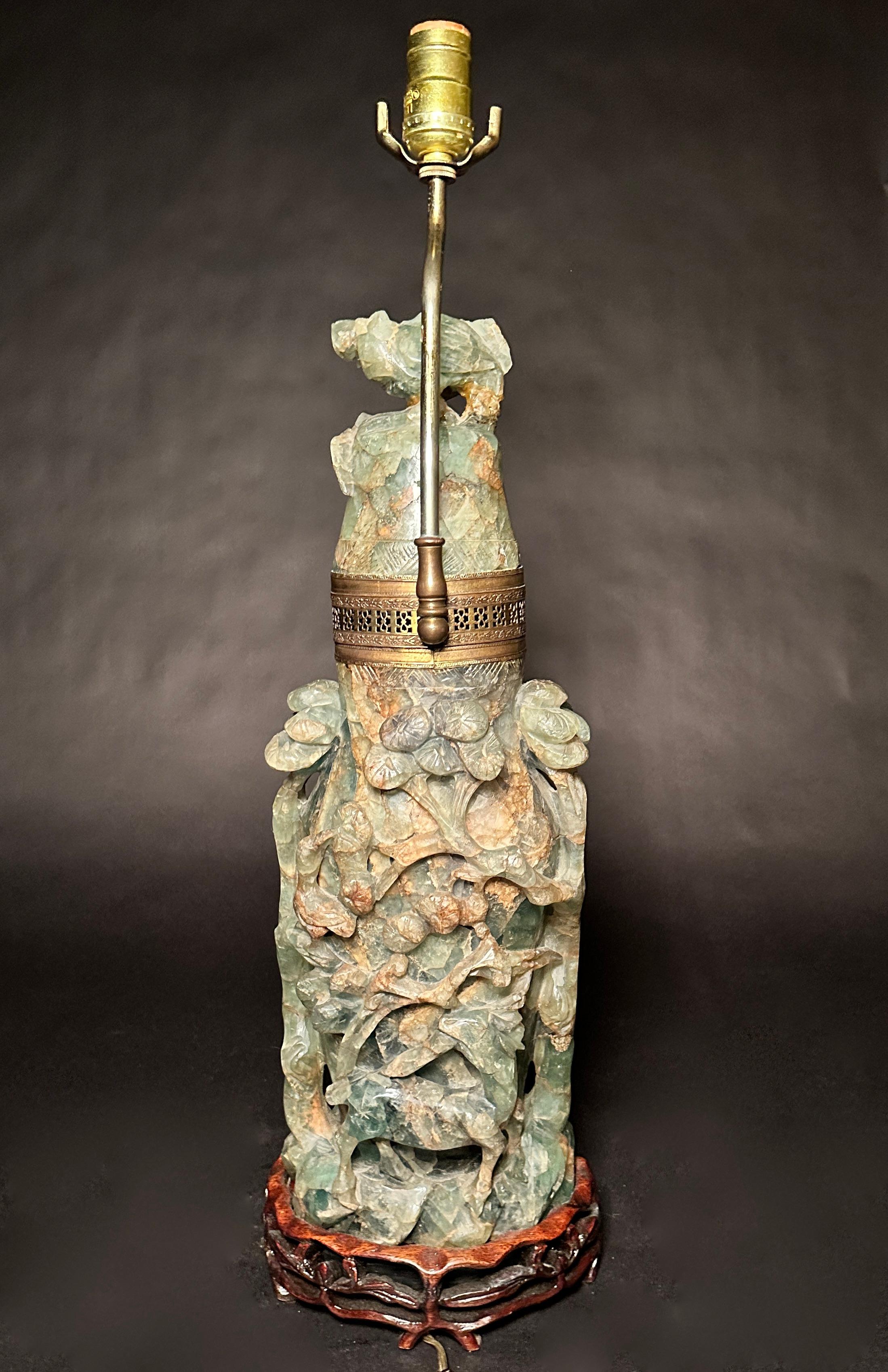 Lampe chinoise ancienne sculptée en quartz vert jadéite Bon état - En vente à Norwood, NJ