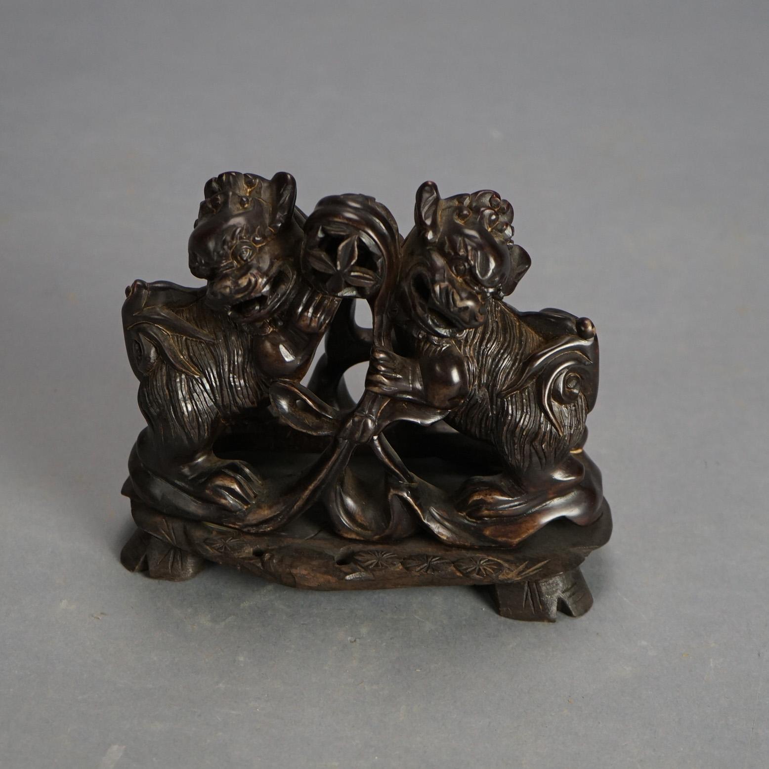 Antiquités chinoises sculptées en pierre dure - Chiens de foo C1920

Mesures - 4,25 
