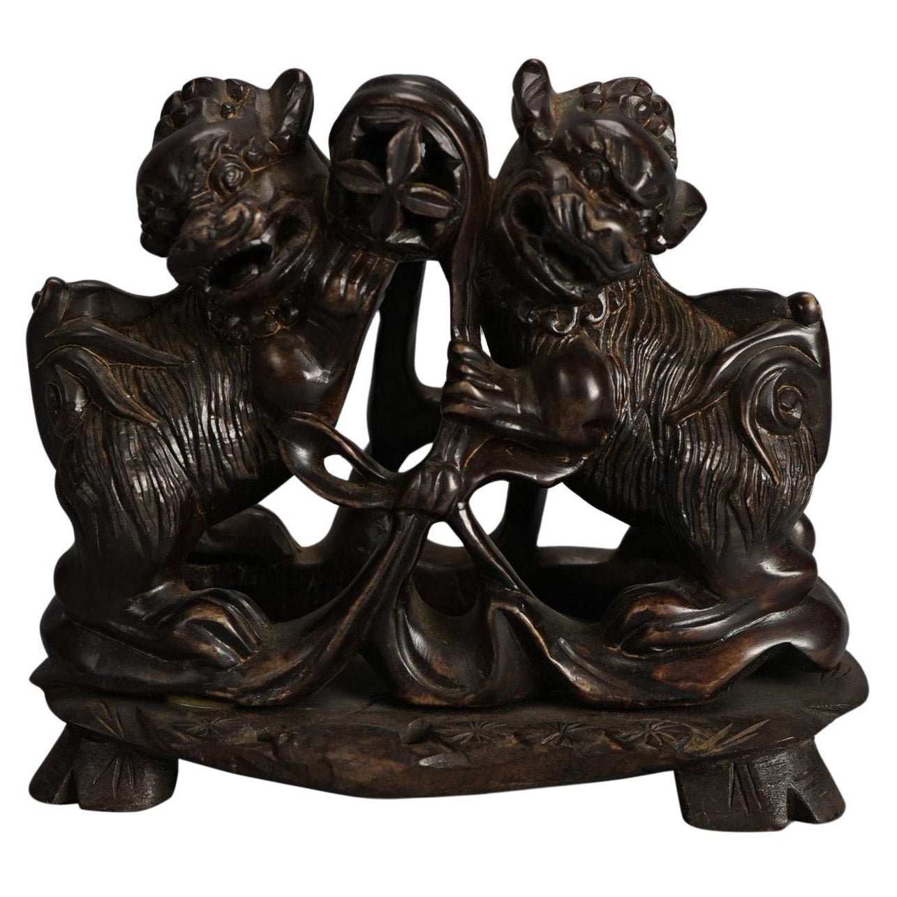 Antiquités chinoises sculptées en pierre dure - Chiens de foo C1920 en vente