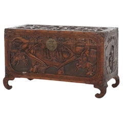 Ancienne commode chinoise en bois dur sculpté avec figures et scènes en relief, vers 1920