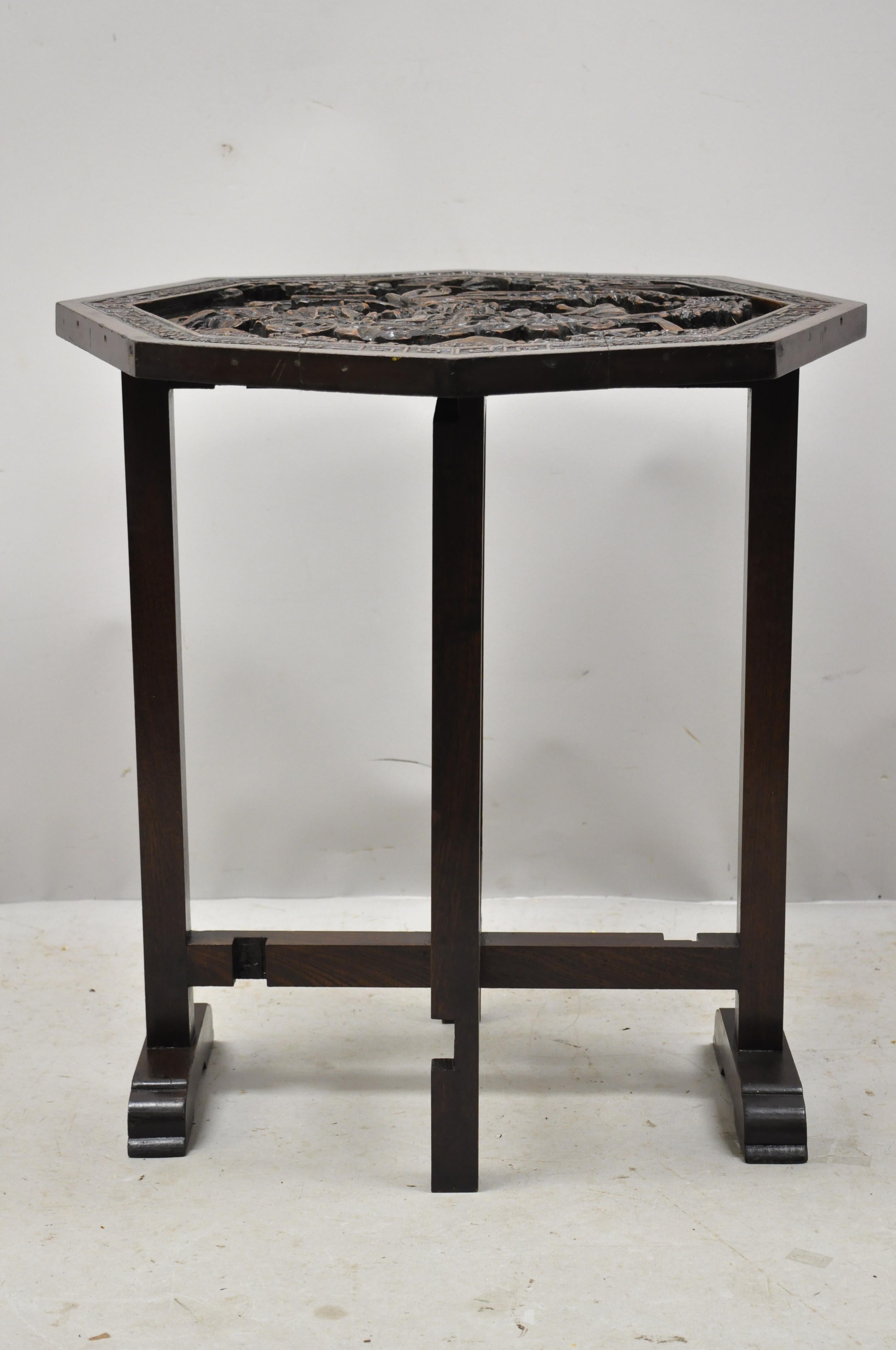 Ancienne table chinoise pliante en bois dur sculpté à pieds en forme de porte, avec sculptures figuratives en vente 3