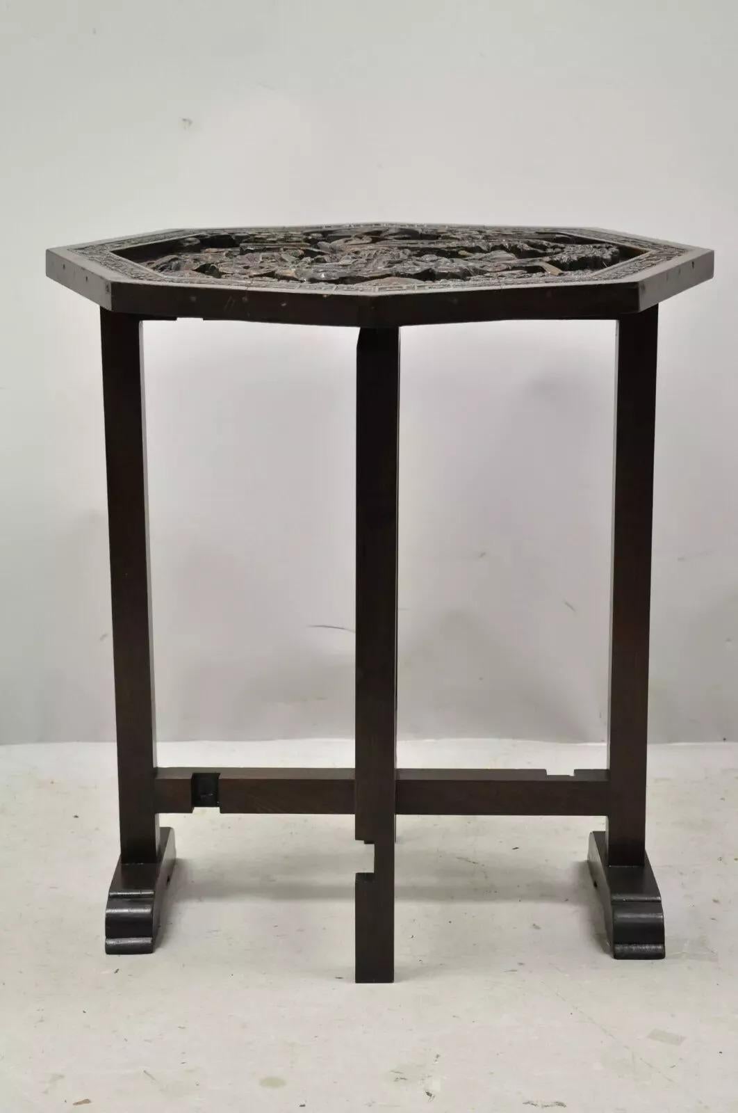 Ancienne table chinoise pliante en bois dur sculpté à pieds en forme de porte, avec sculptures figuratives en vente 3