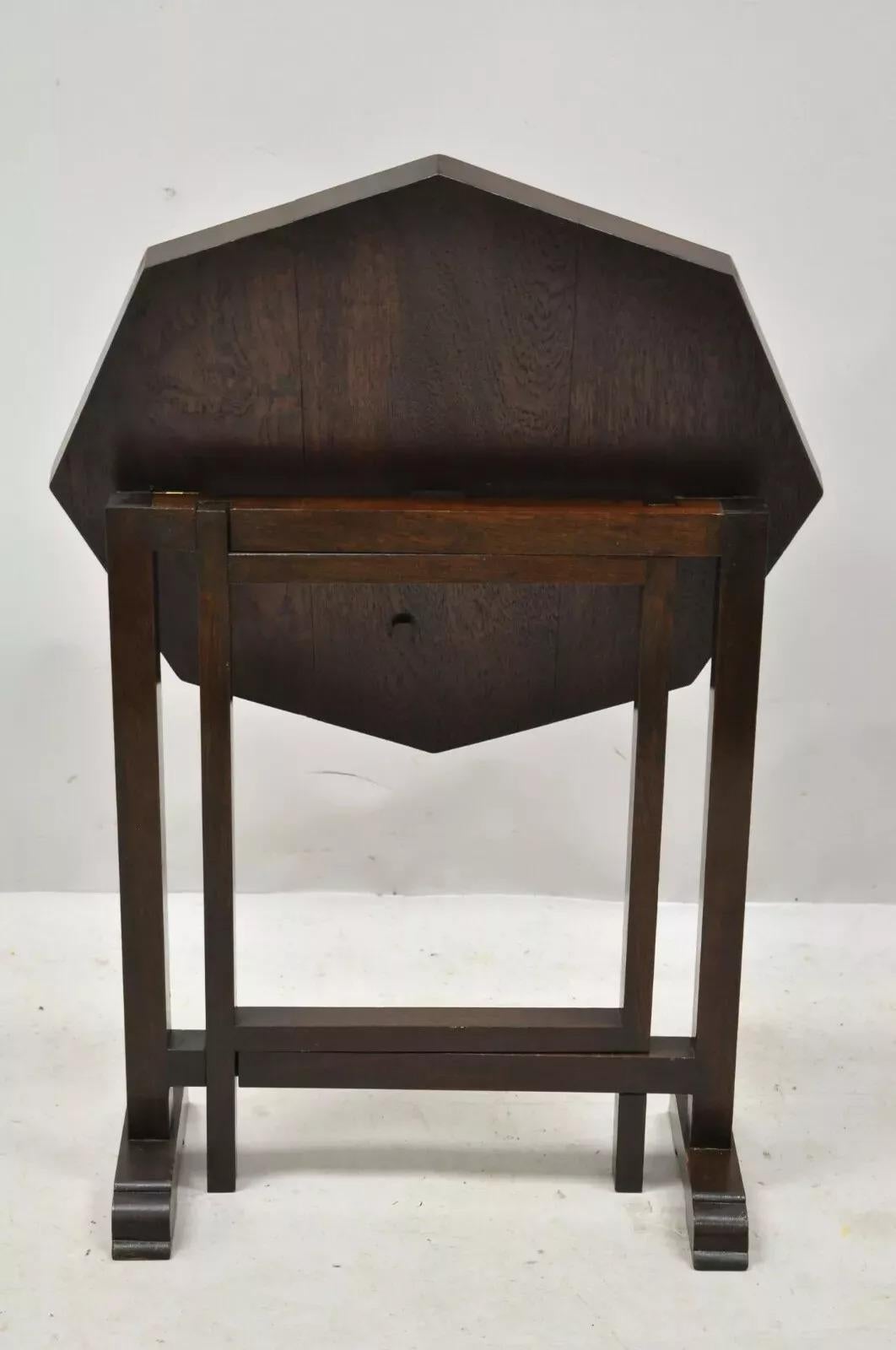 Ancienne table chinoise pliante en bois dur sculpté à pieds en forme de porte, avec sculptures figuratives en vente 4