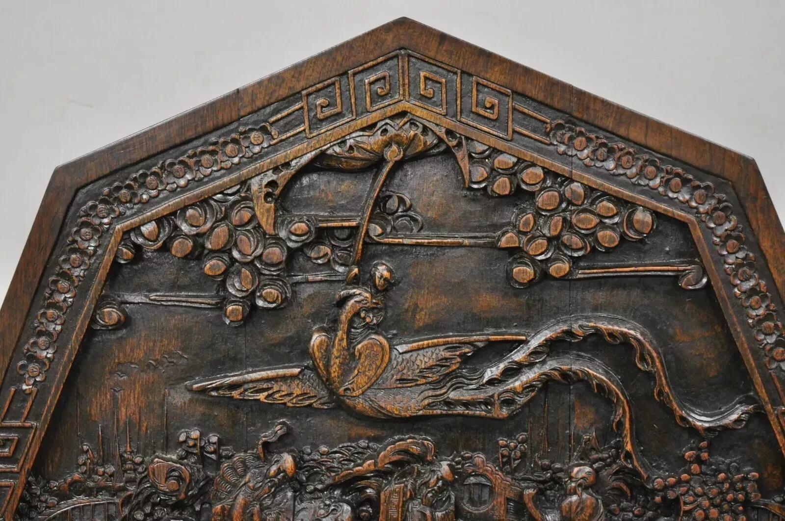 Autre Ancienne table chinoise pliante en bois dur sculpté à pieds en forme de porte, avec sculptures figuratives en vente