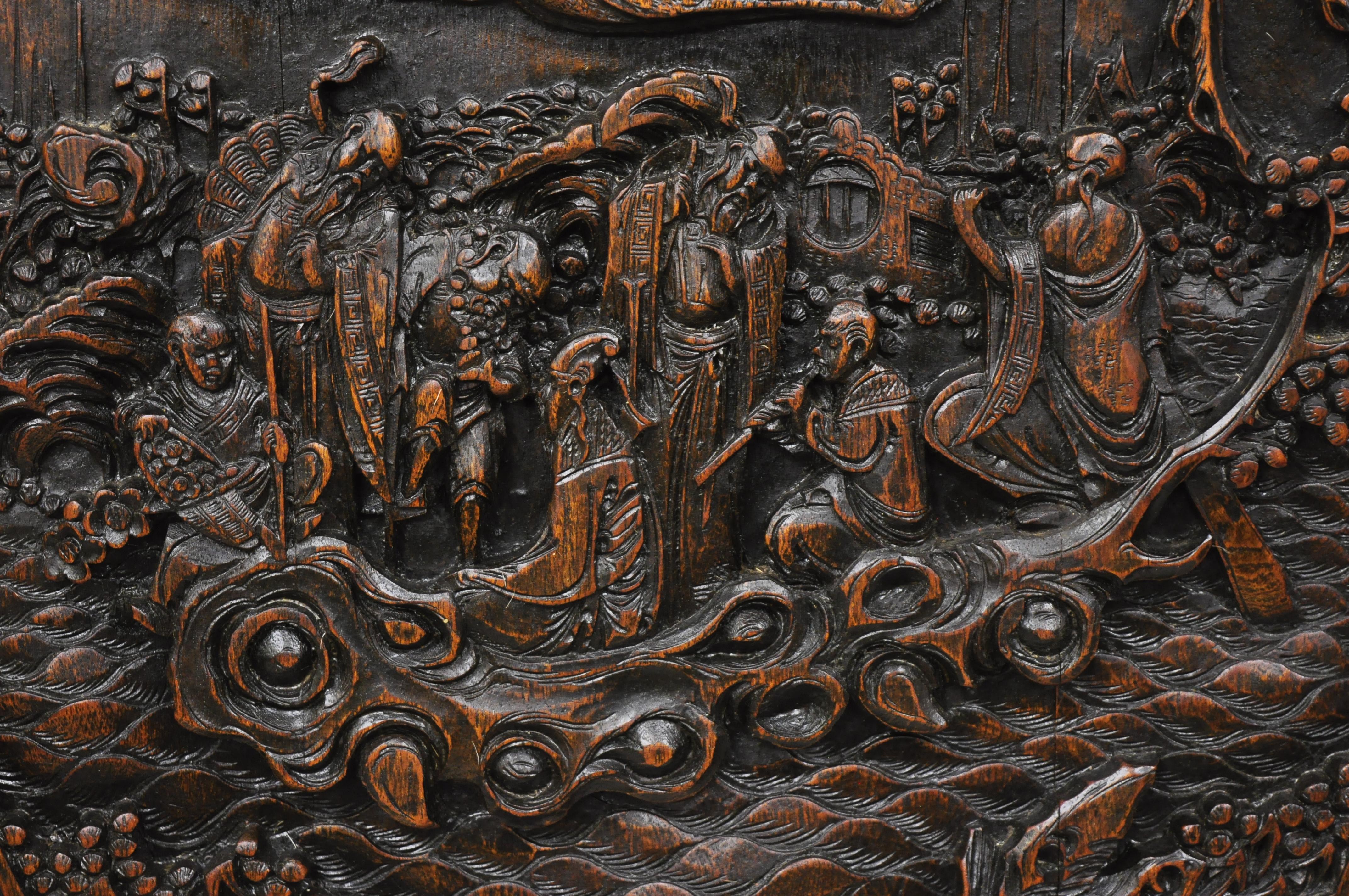 Chinois Ancienne table chinoise pliante en bois dur sculpté à pieds en forme de porte, avec sculptures figuratives en vente
