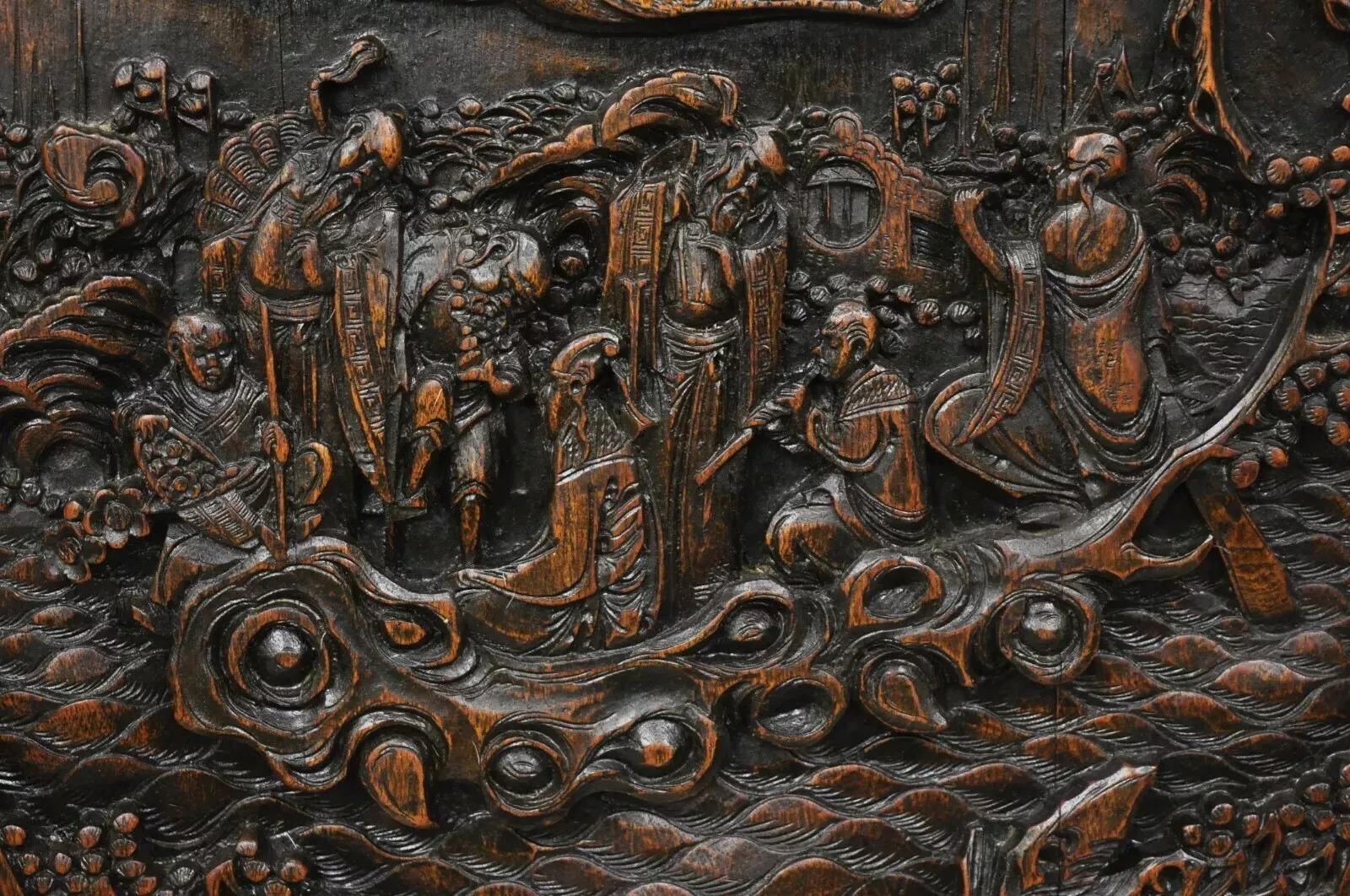 Inconnu Ancienne table chinoise pliante en bois dur sculpté à pieds en forme de porte, avec sculptures figuratives en vente