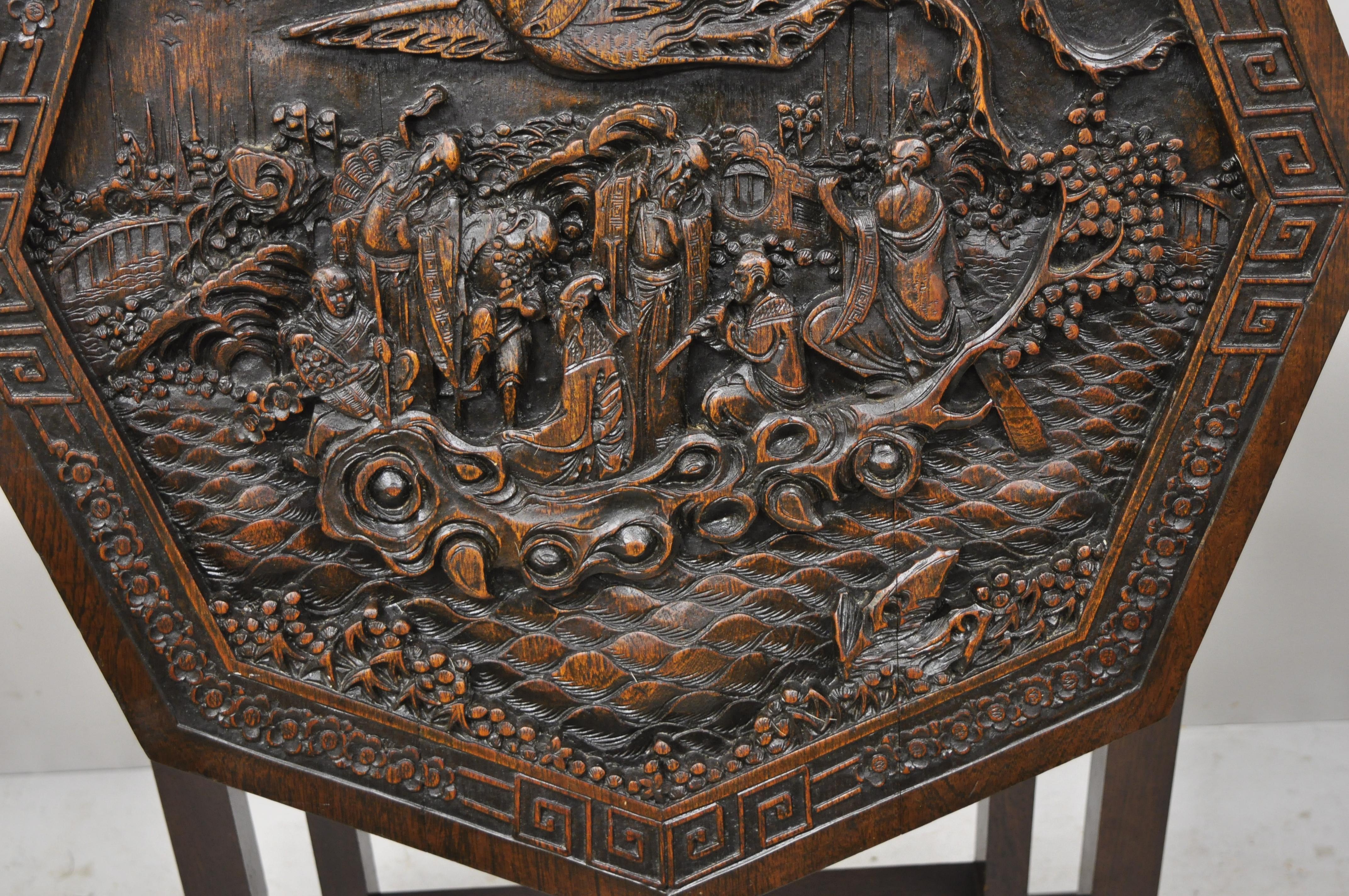 Ancienne table chinoise pliante en bois dur sculpté à pieds en forme de porte, avec sculptures figuratives Bon état - En vente à Philadelphia, PA