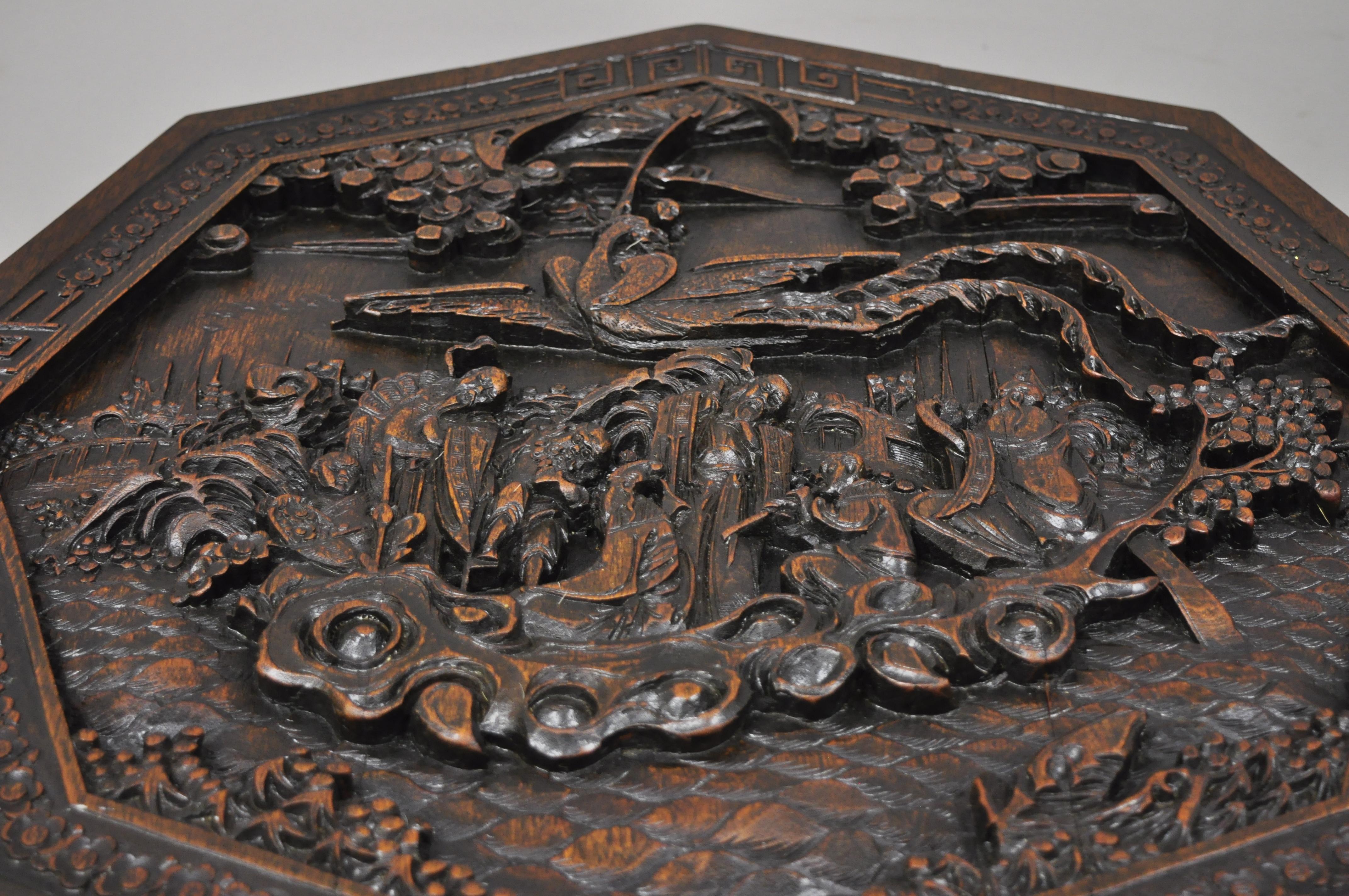 20ième siècle Ancienne table chinoise pliante en bois dur sculpté à pieds en forme de porte, avec sculptures figuratives en vente