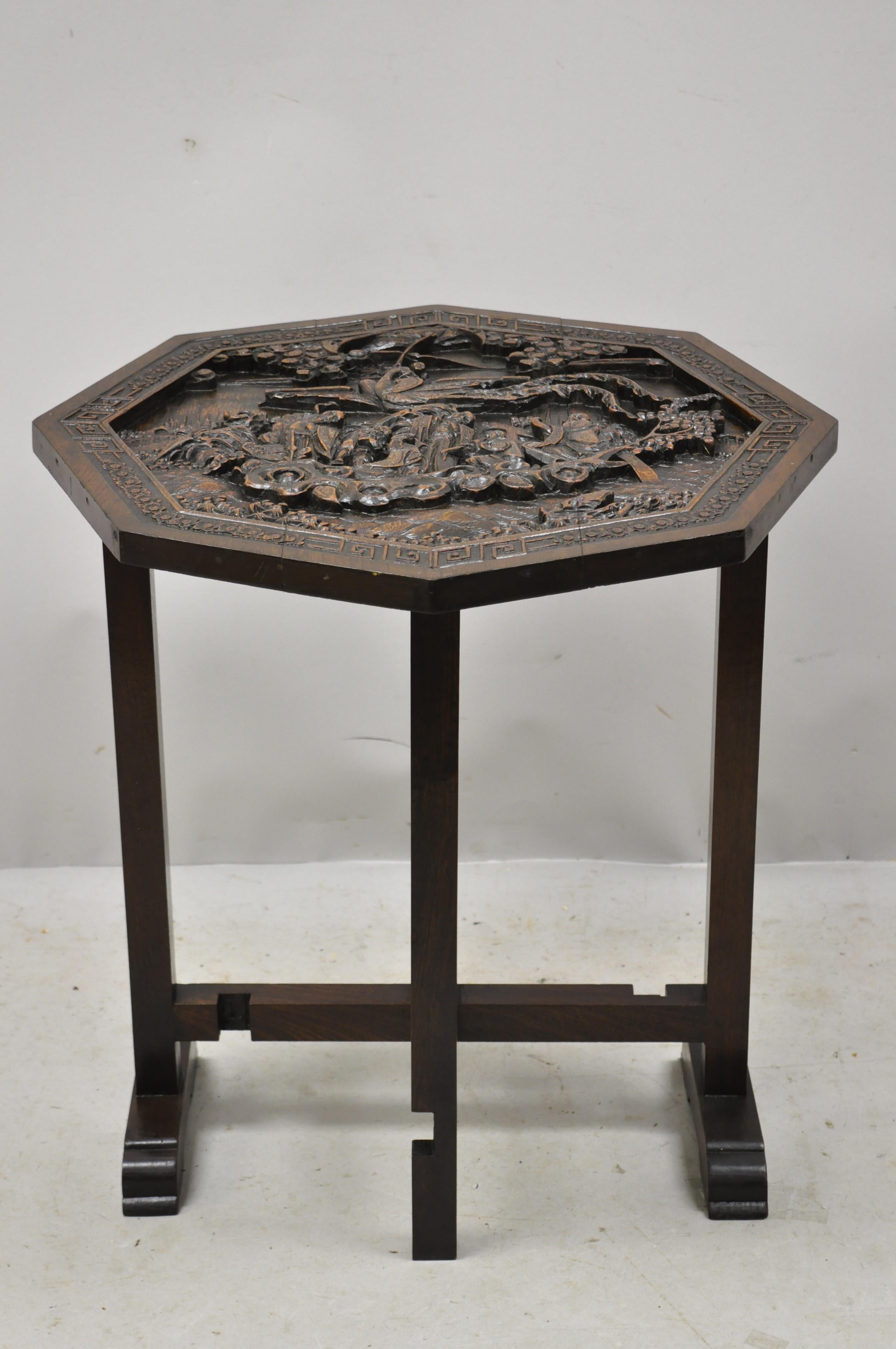 Bois de feuillus Ancienne table chinoise pliante en bois dur sculpté à pieds en forme de porte, avec sculptures figuratives en vente