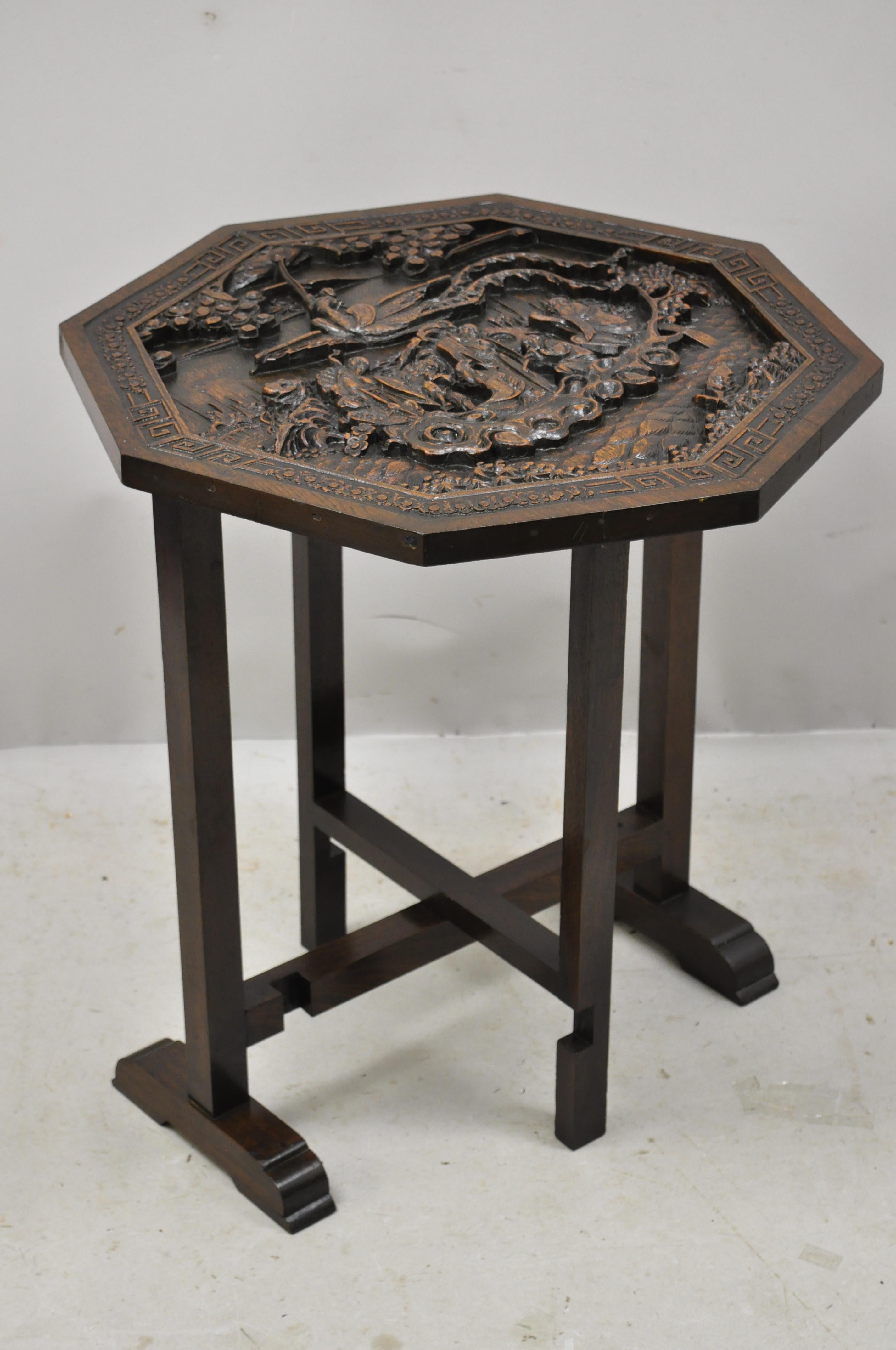 Ancienne table chinoise pliante en bois dur sculpté à pieds en forme de porte, avec sculptures figuratives en vente 1