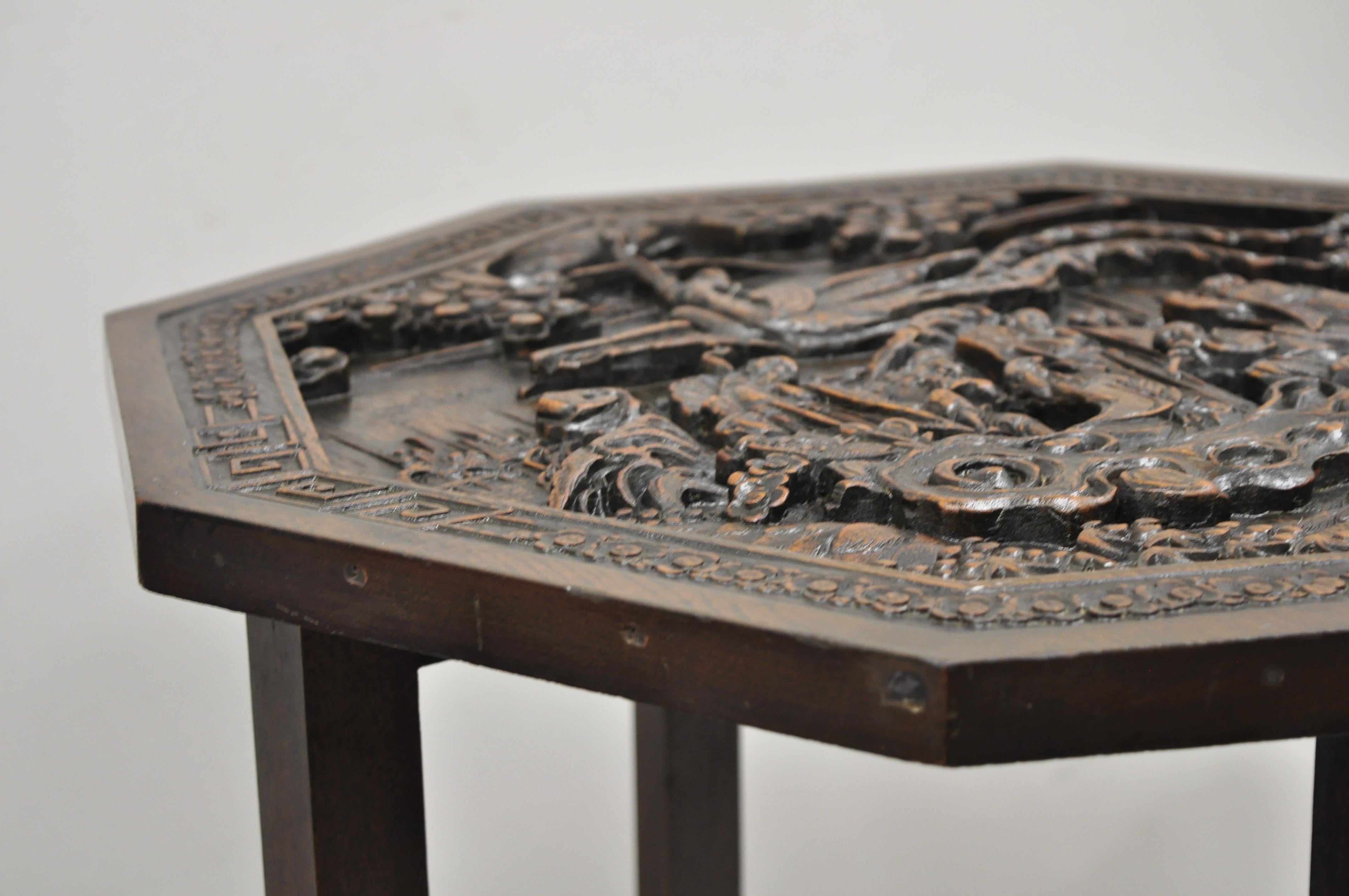 Ancienne table chinoise pliante en bois dur sculpté à pieds en forme de porte, avec sculptures figuratives en vente 2