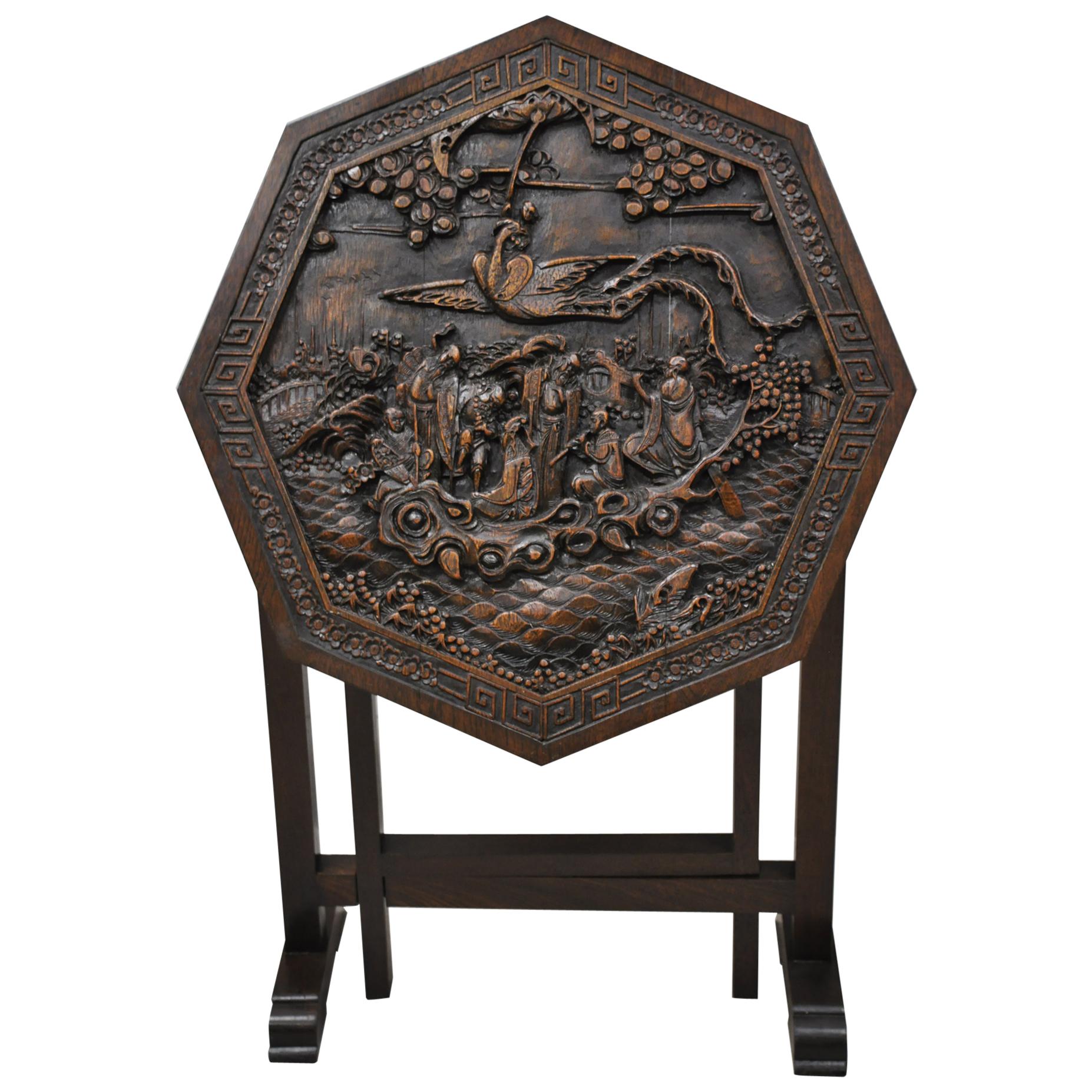 Ancienne table chinoise pliante en bois dur sculpté à pieds en forme de porte, avec sculptures figuratives en vente