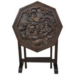 Ancienne table chinoise pliante en bois dur sculpté à pieds en forme de porte, avec sculptures figuratives